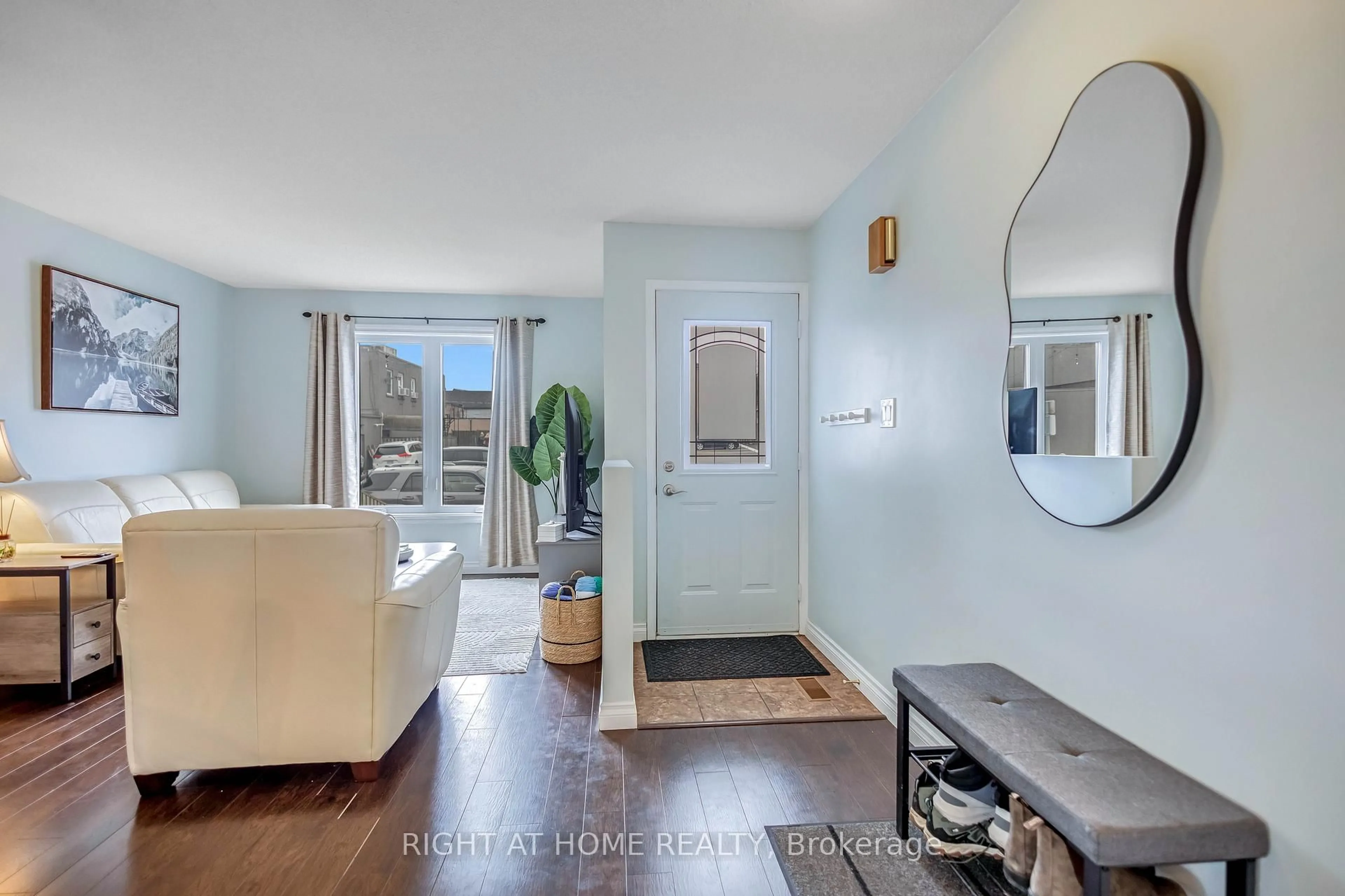 Indoor entryway for 8 Brantdale Ave, Hamilton Ontario L9C 1B7