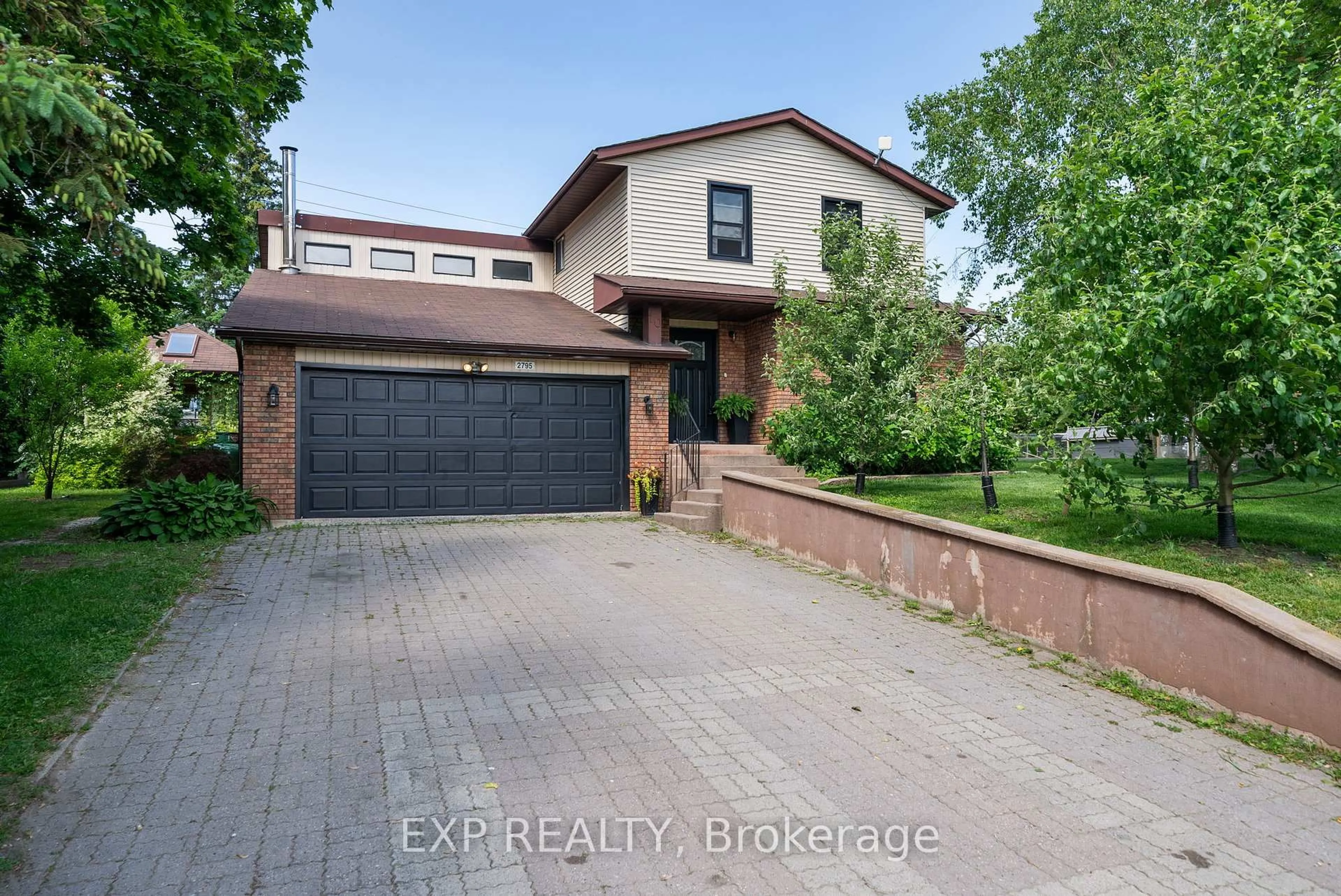 Home with brick exterior material, street for 2795 Dalewood Crt, Hamilton Township Ontario K9A 0V8
