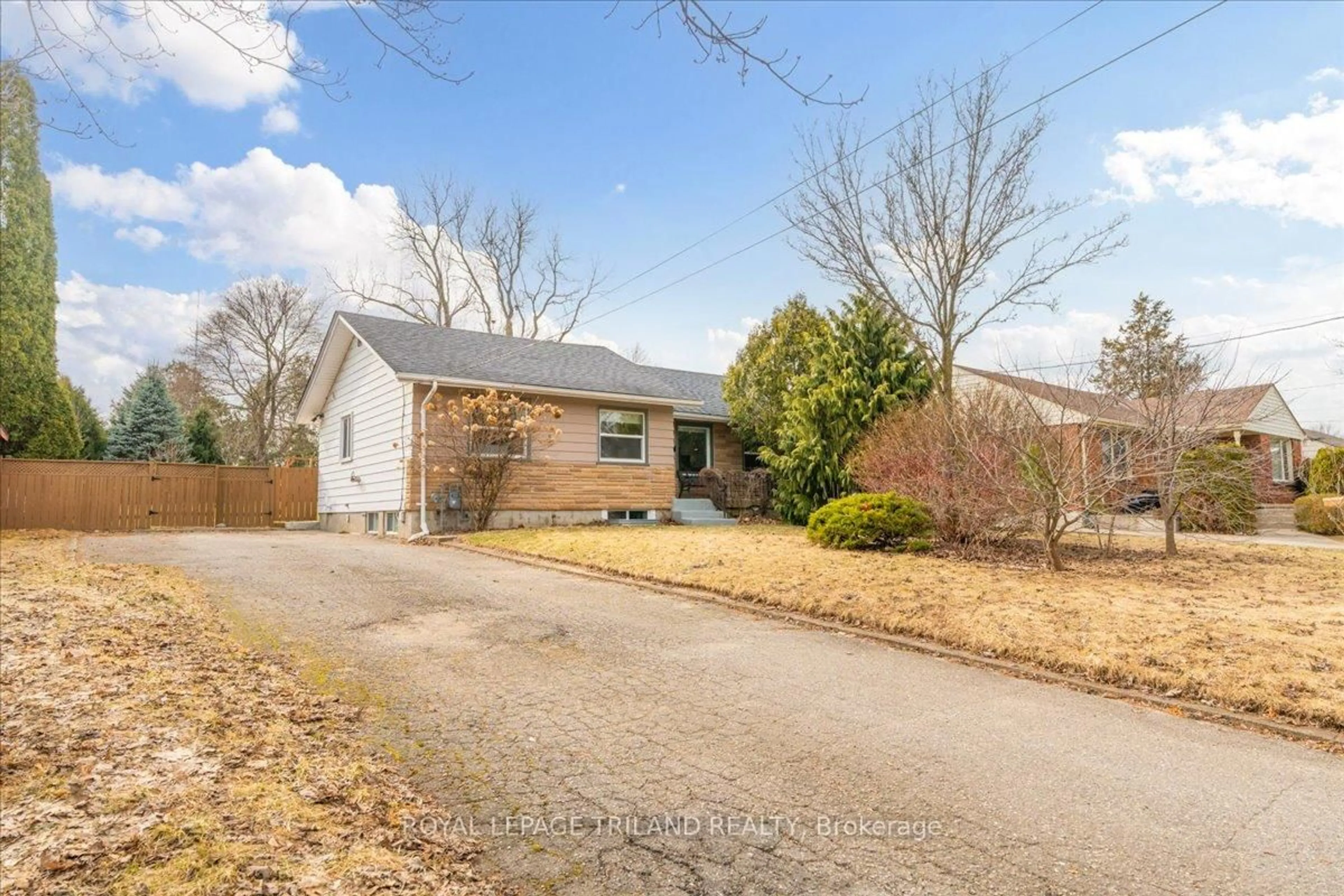 A pic from outside/outdoor area/front of a property/back of a property/a pic from drone, street for 363 Reynolds Rd, London South Ontario N6K 2P8