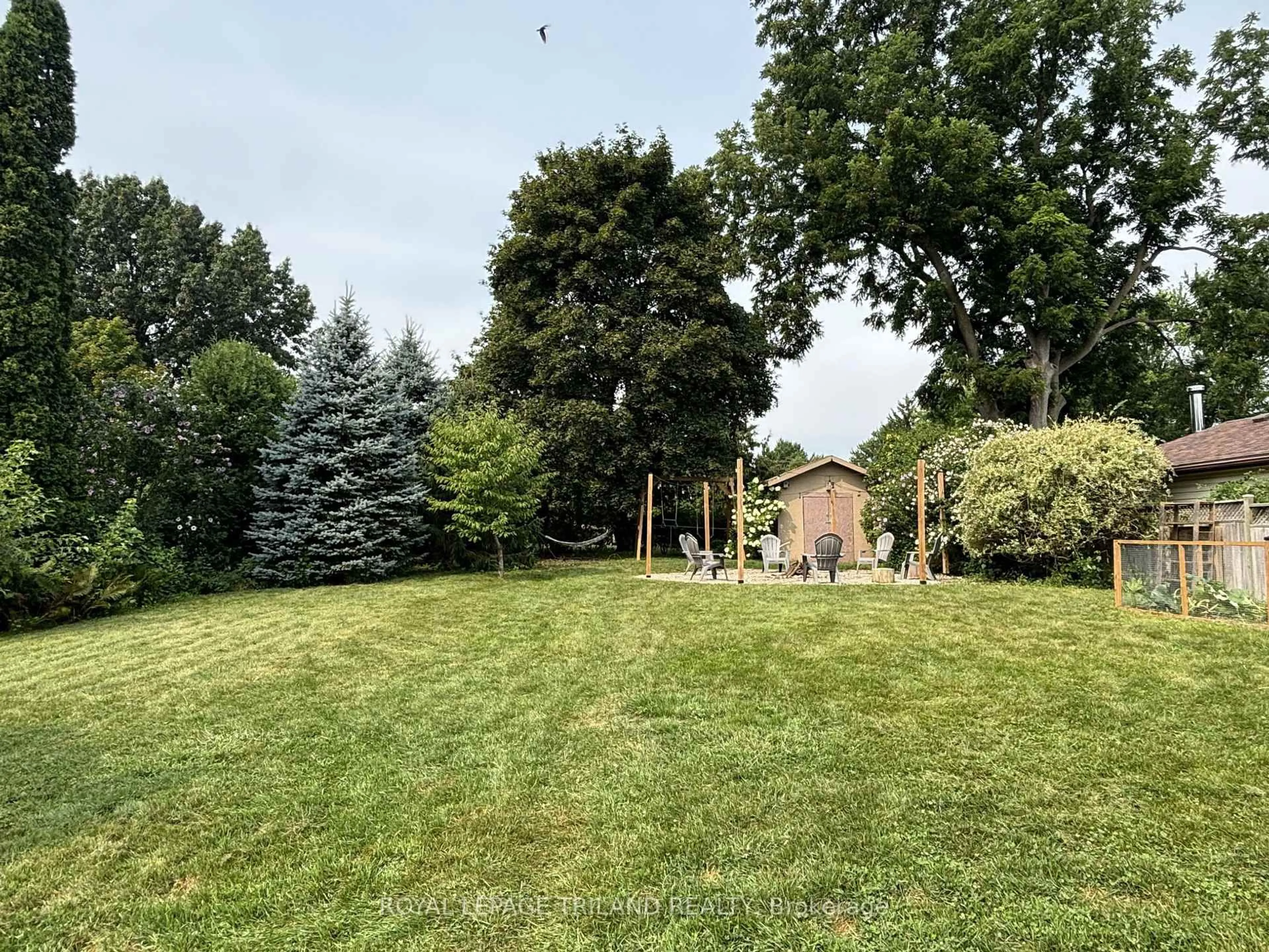 A pic from outside/outdoor area/front of a property/back of a property/a pic from drone, unknown for 363 Reynolds Rd, London South Ontario N6K 2P8