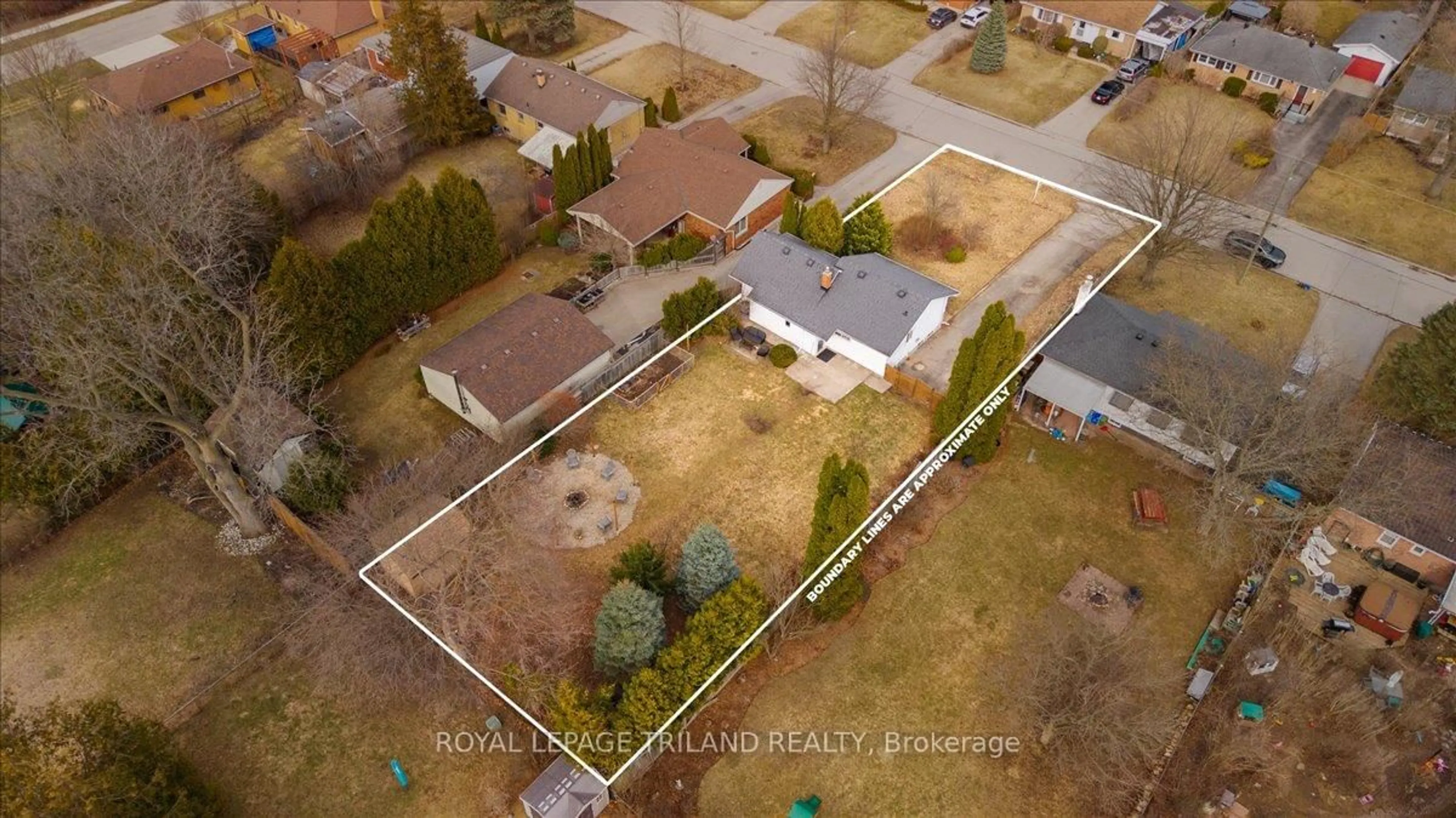 A pic from outside/outdoor area/front of a property/back of a property/a pic from drone, street for 363 Reynolds Rd, London South Ontario N6K 2P8