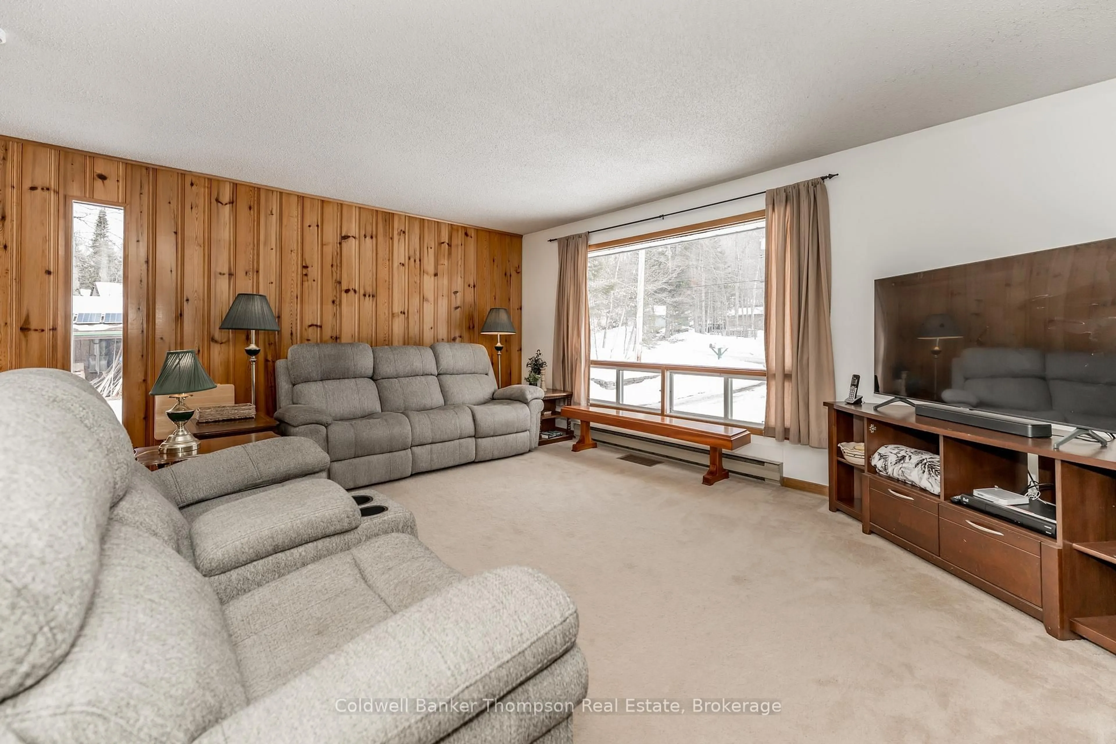 Living room with furniture, unknown for 1357 Ravenscliffe Rd, Huntsville Ontario P1H 2N5