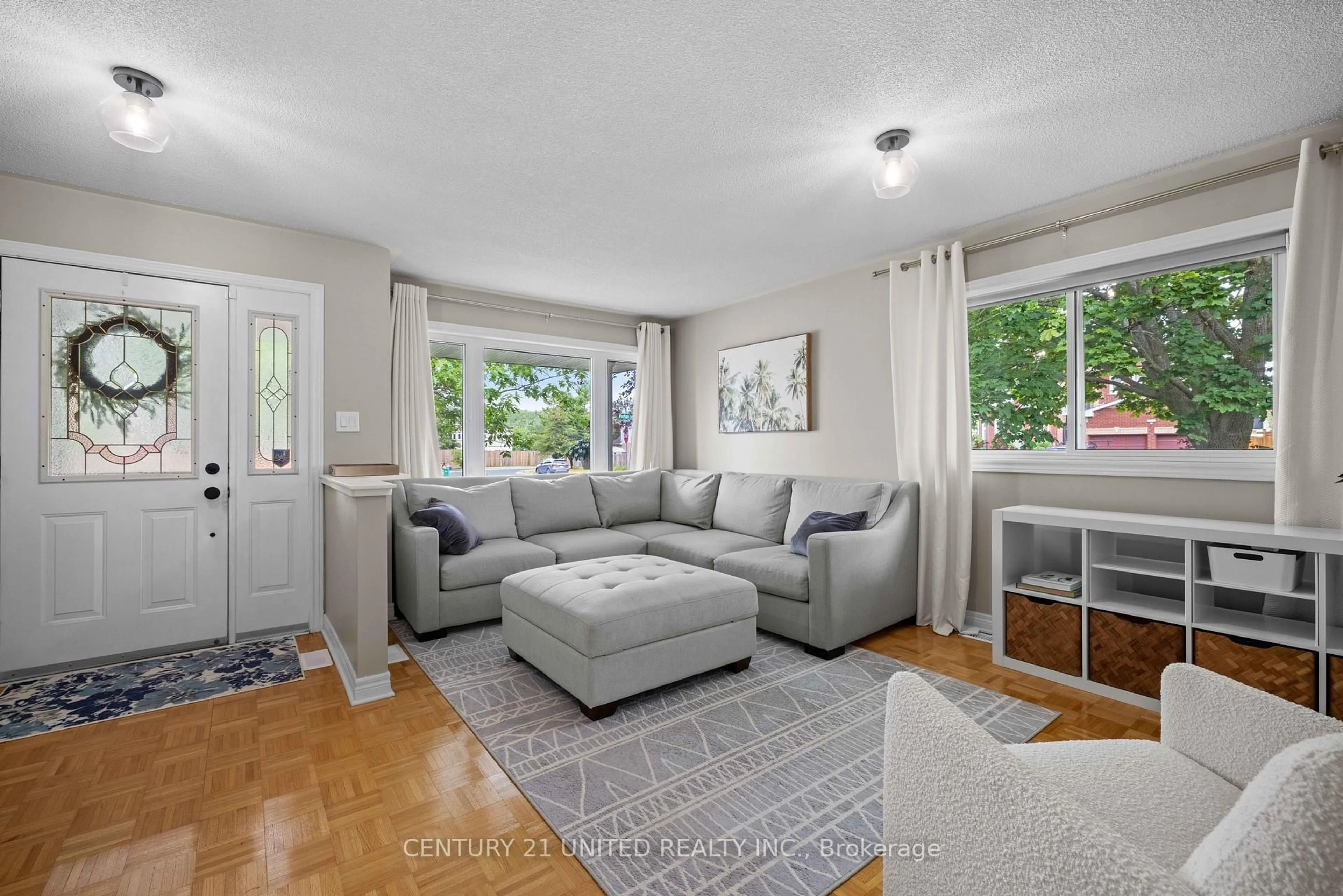 Living room with furniture, unknown for 487 Fortye Dr, Peterborough West Ontario K9K 2H1