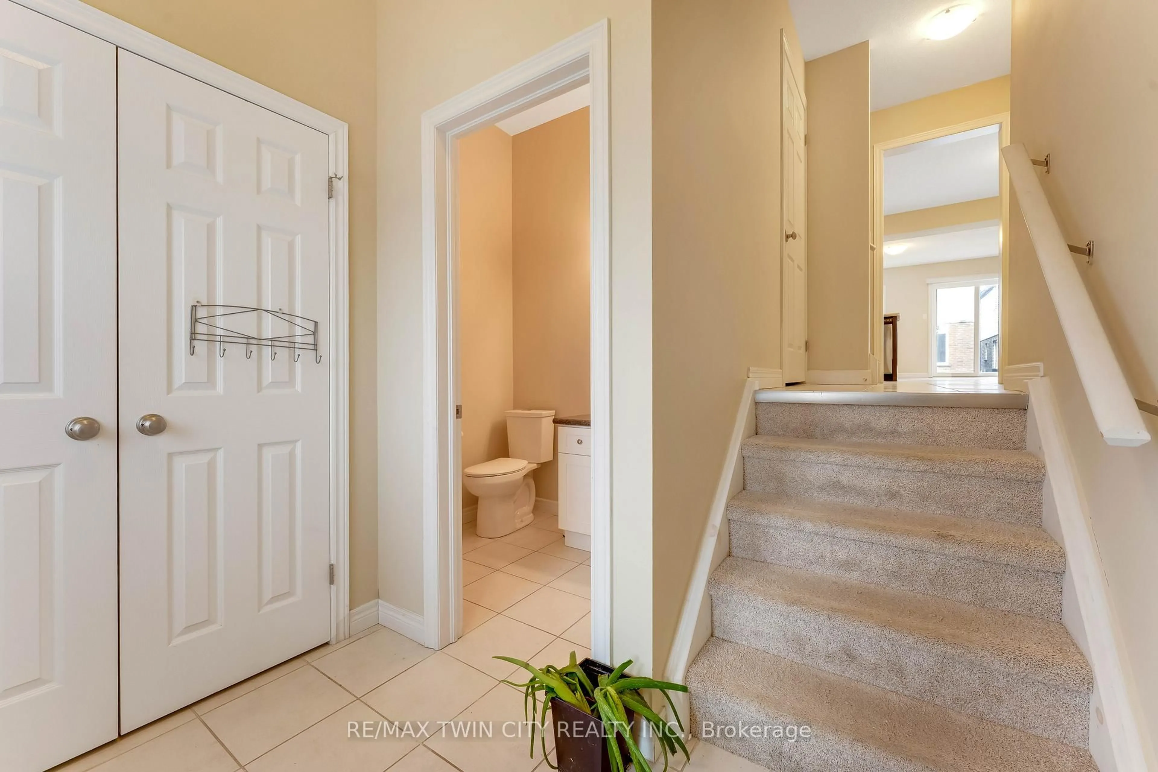 Indoor entryway for 17 Valleybrook Dr, Kitchener Ontario N2A 0J9