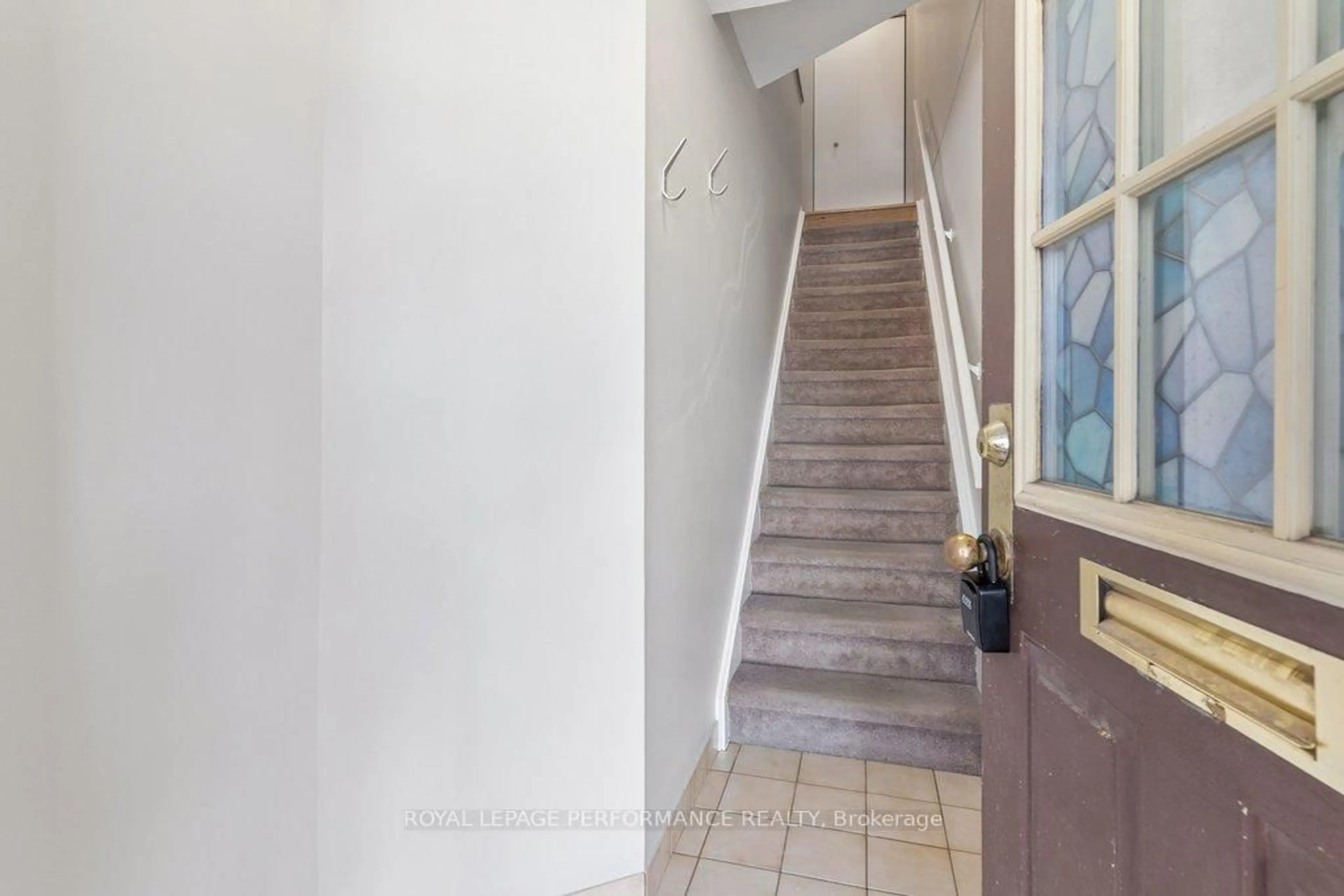 Indoor foyer for 1096 Blasdell Ave #26, Ottawa Ontario K1K 0C3
