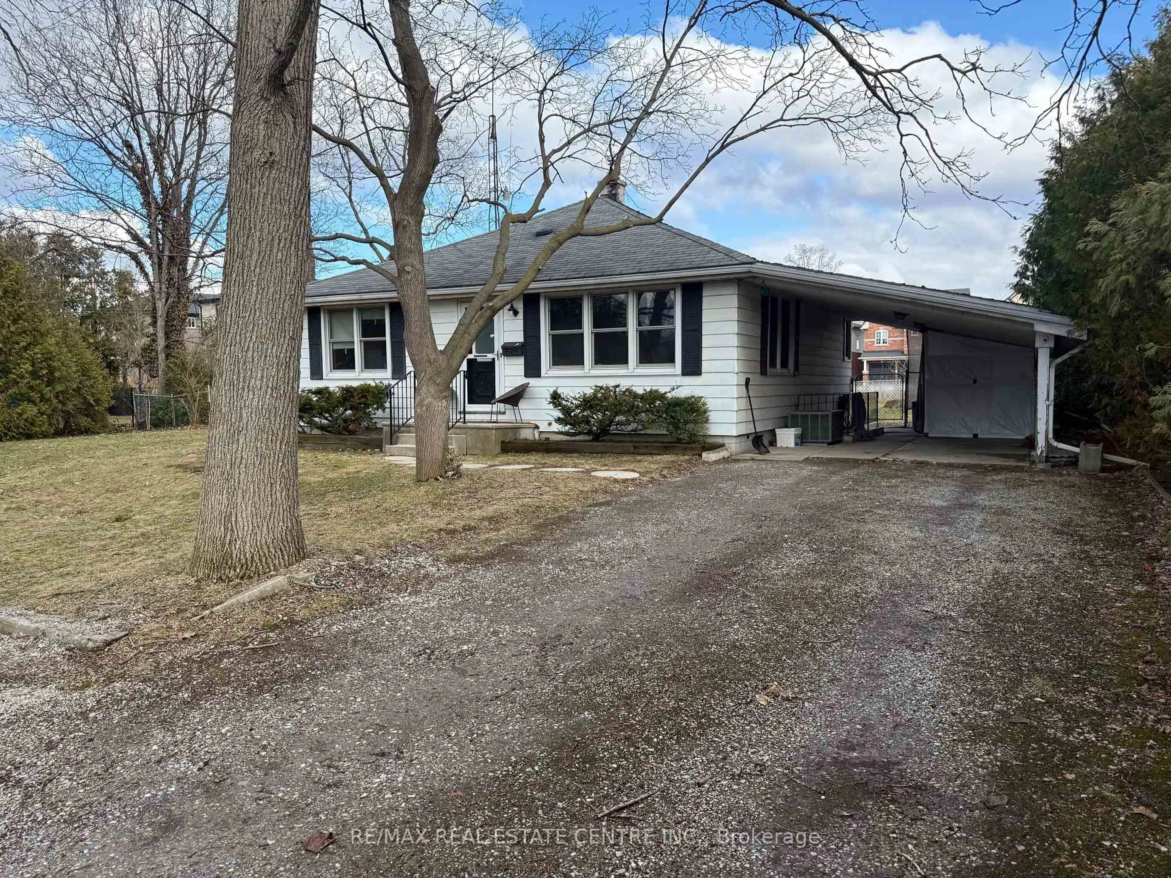 A pic from outside/outdoor area/front of a property/back of a property/a pic from drone, street for 879 West 5th St, Hamilton Ontario L9C 5R4