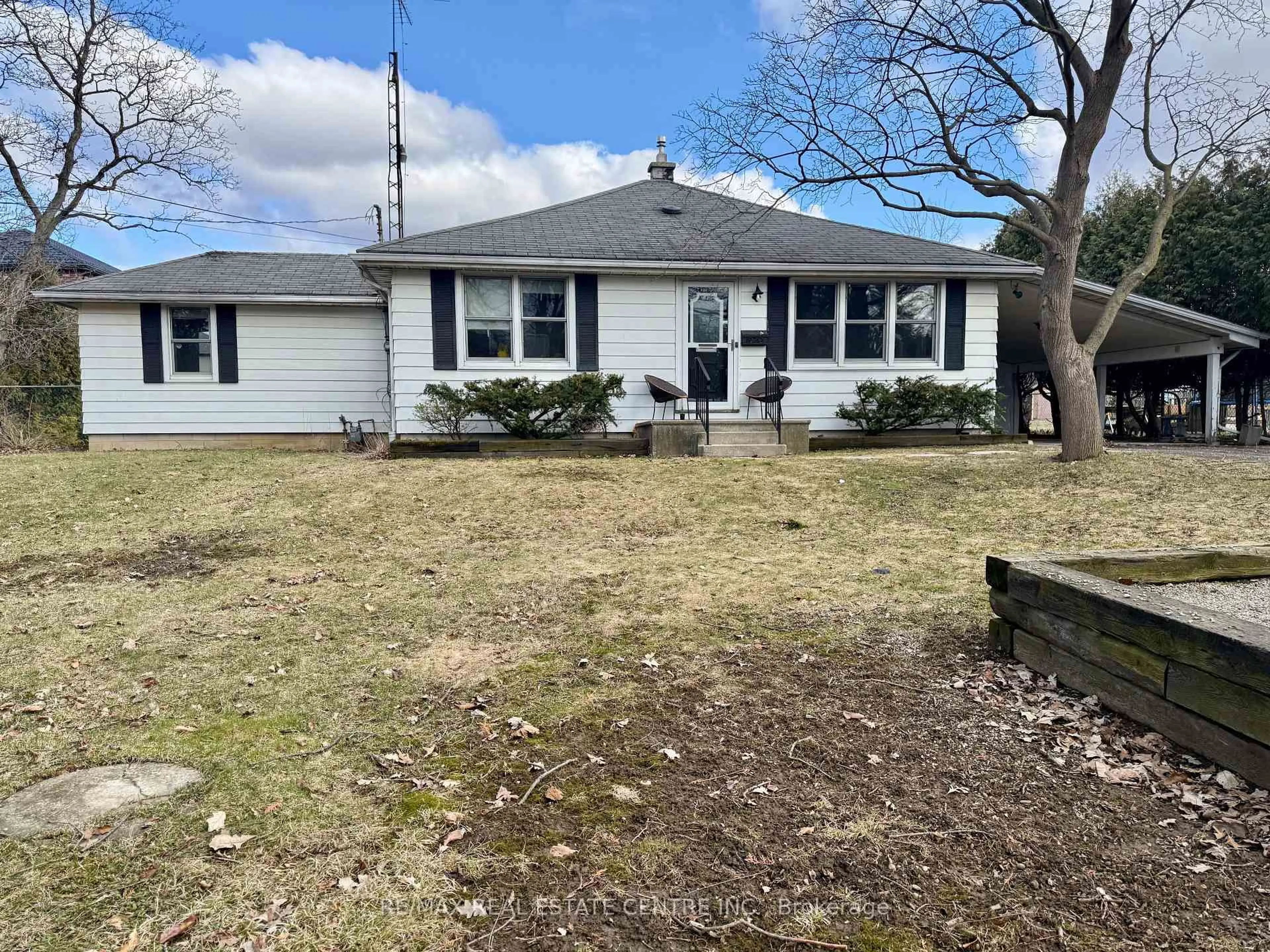 A pic from outside/outdoor area/front of a property/back of a property/a pic from drone, street for 879 West 5th St, Hamilton Ontario L9C 5R4