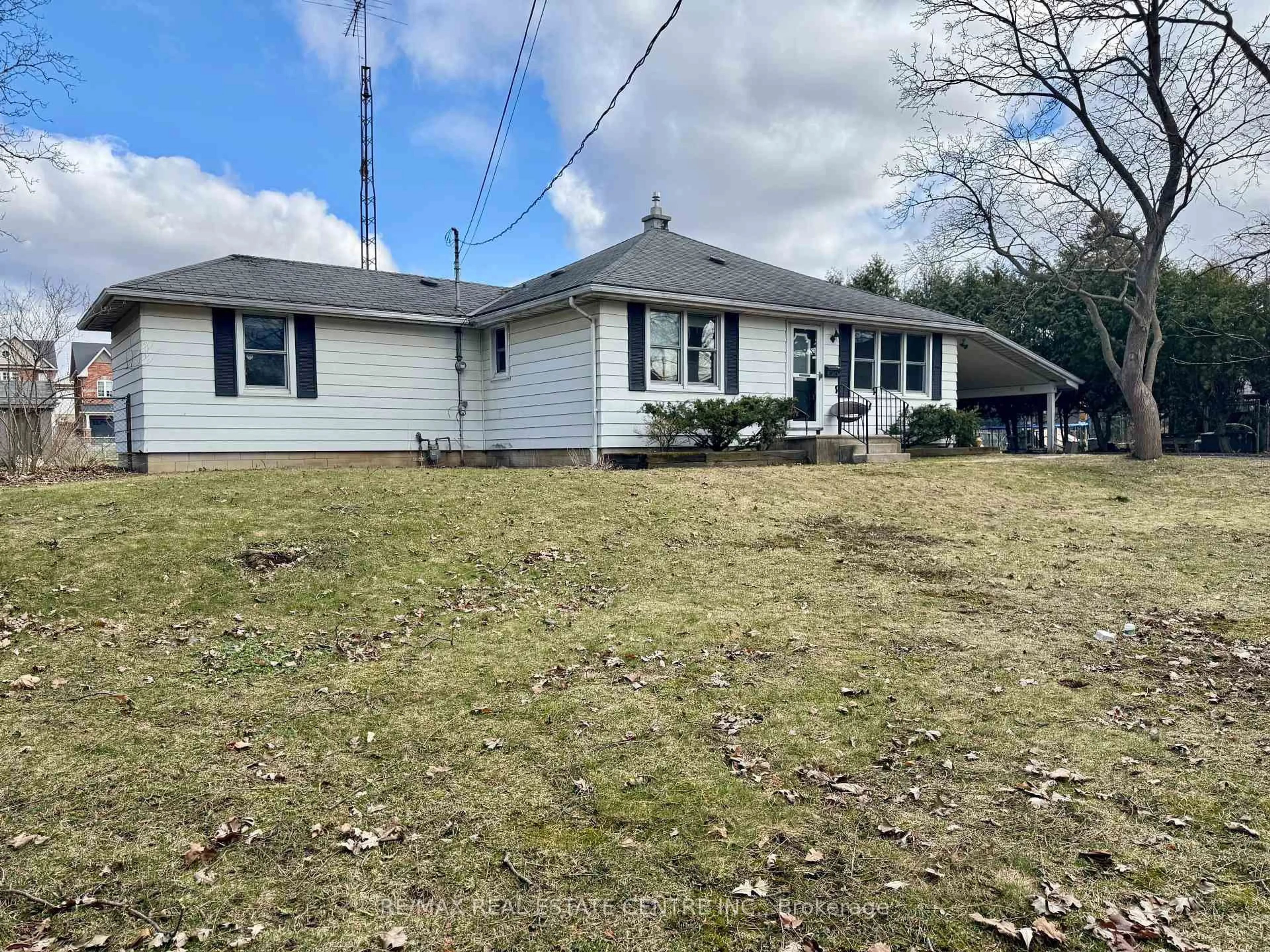 A pic from outside/outdoor area/front of a property/back of a property/a pic from drone, street for 879 West 5th St, Hamilton Ontario L9C 5R4