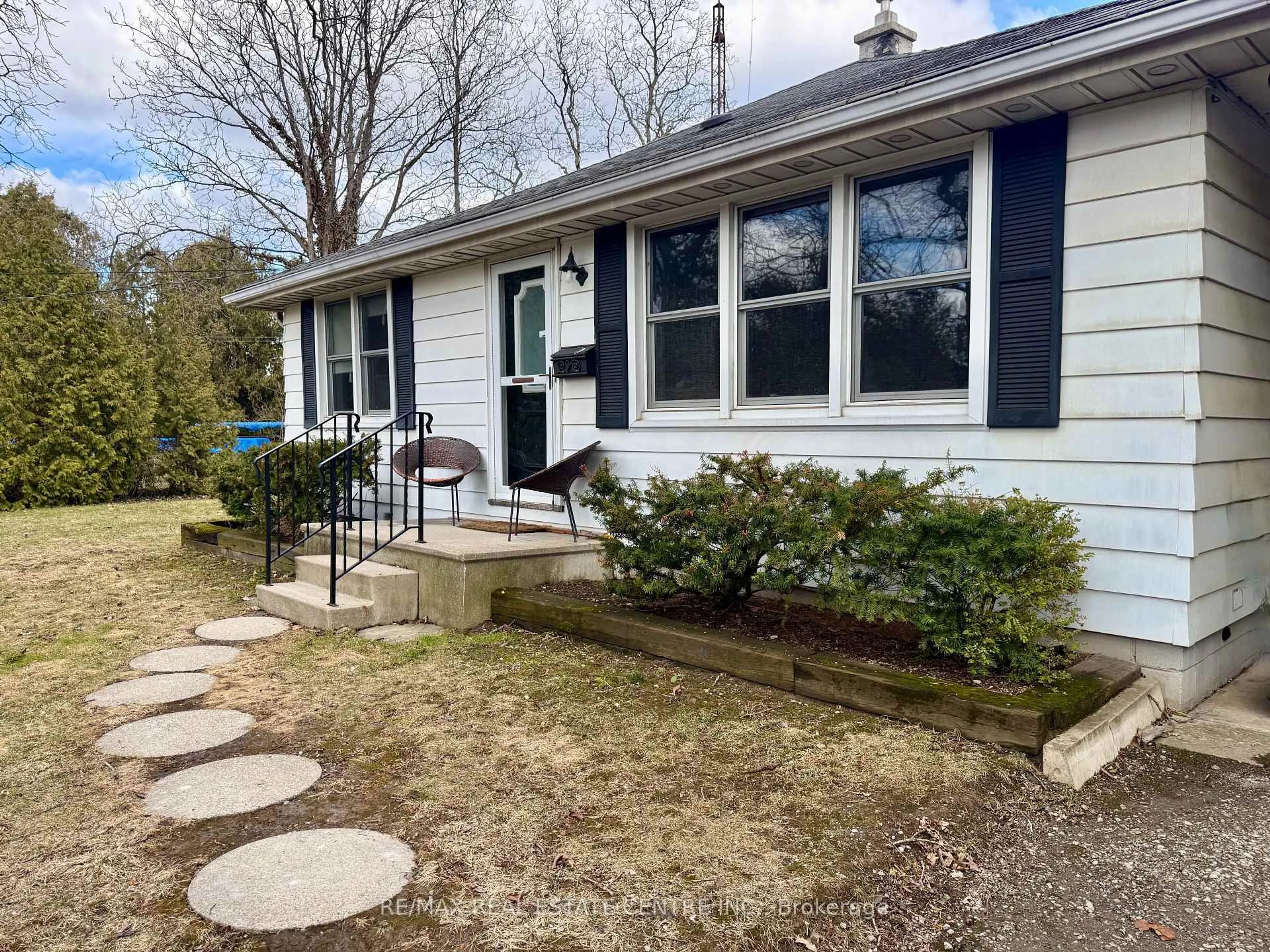 Home with vinyl exterior material, street for 879 West 5th St, Hamilton Ontario L9C 5R4