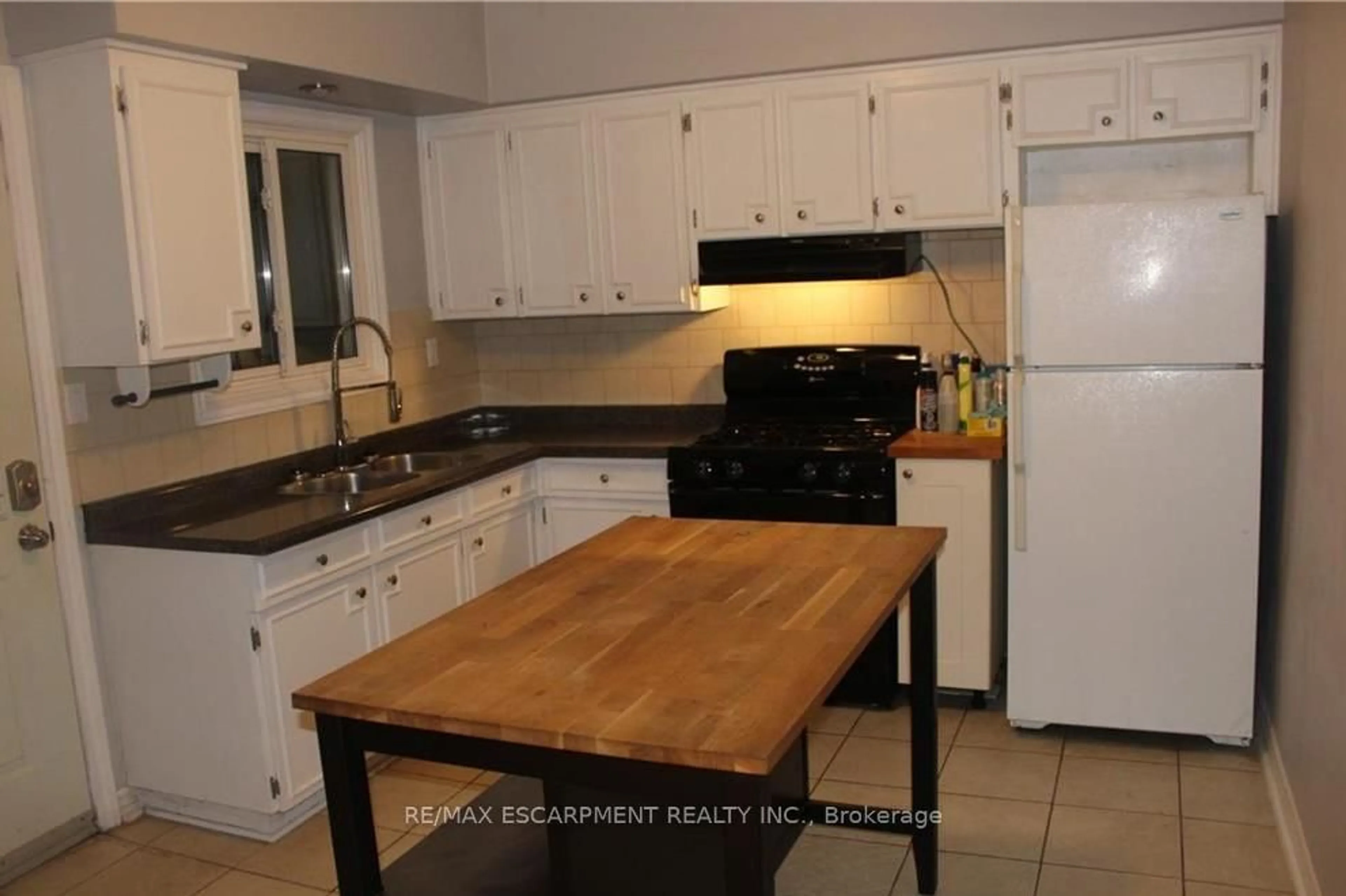 Standard kitchen, unknown for 29 Oxford St, Hamilton Ontario L8R 2W9