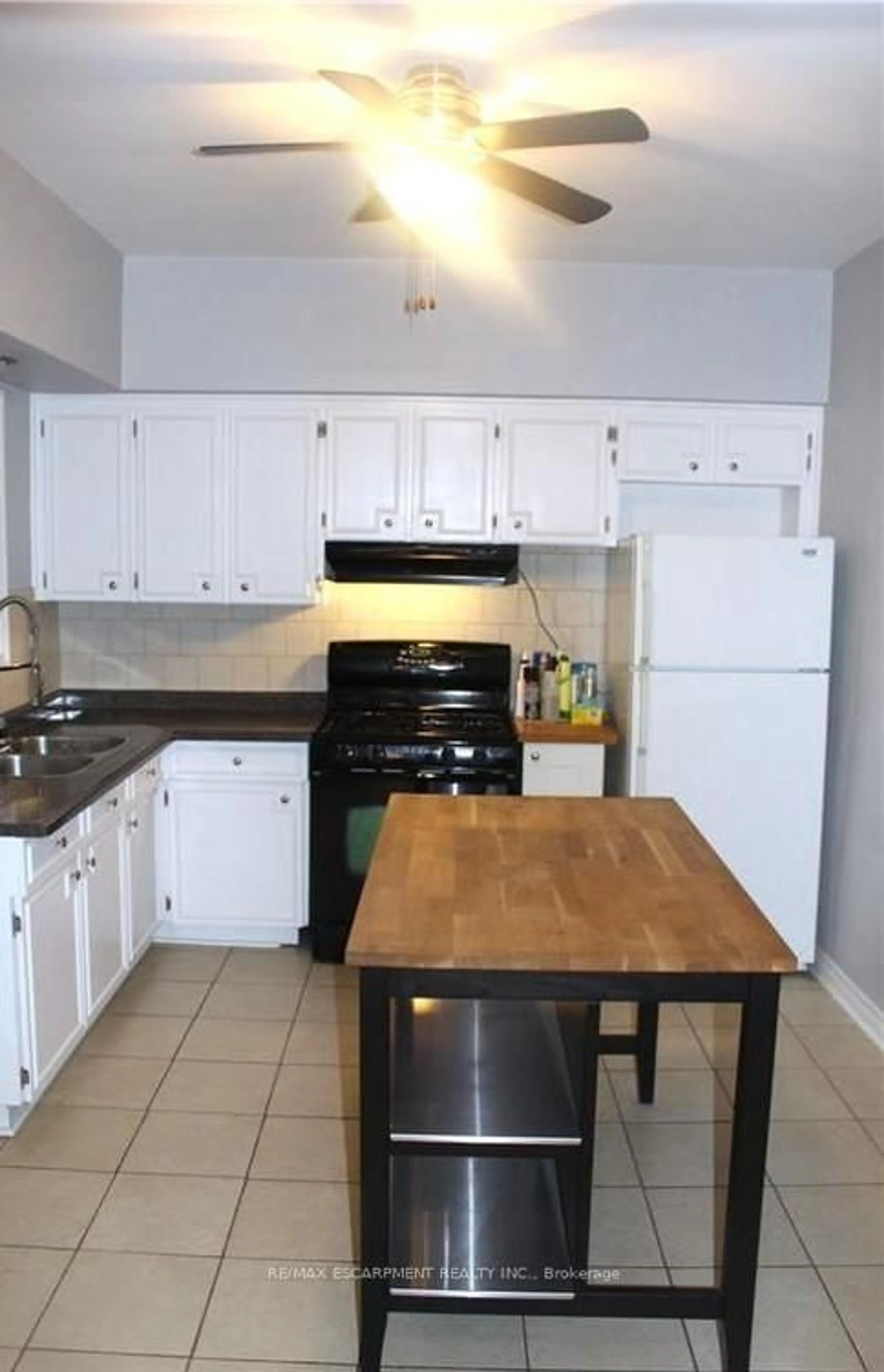 Standard kitchen, unknown for 29 Oxford St, Hamilton Ontario L8R 2W9