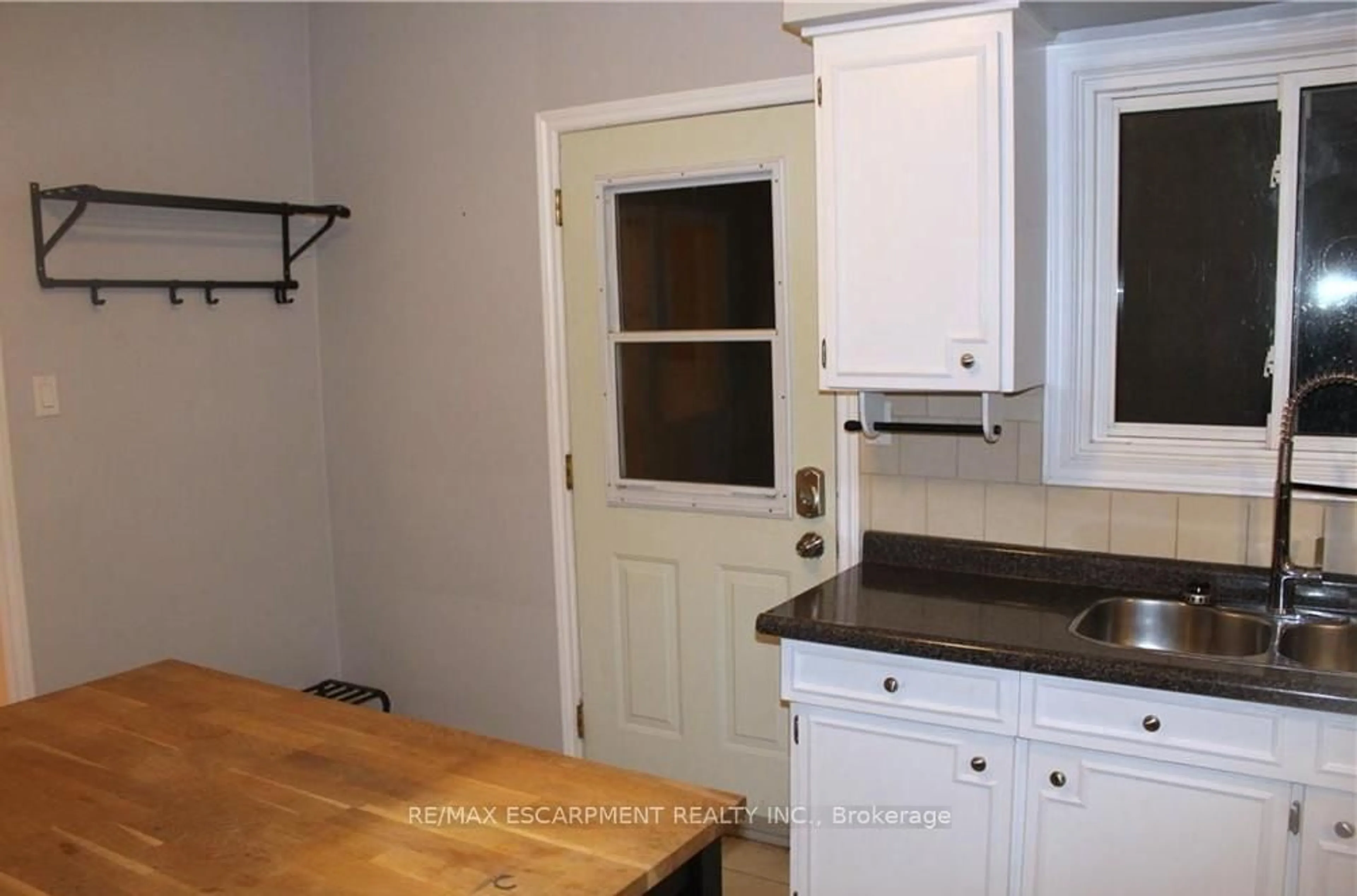 Standard kitchen, unknown for 29 Oxford St, Hamilton Ontario L8R 2W9