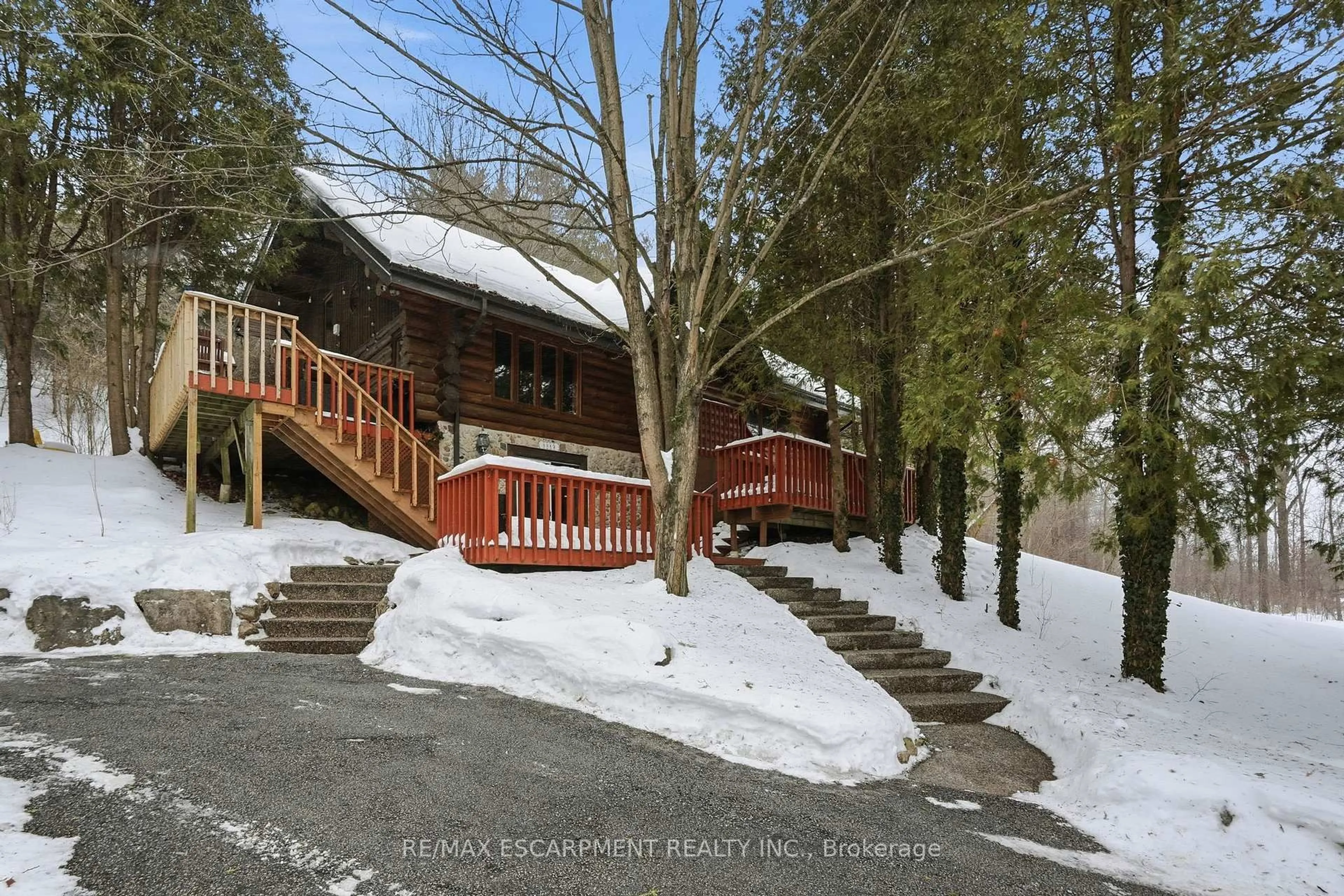 A pic from outside/outdoor area/front of a property/back of a property/a pic from drone, mountain view for 1112 Safari Rd, Hamilton Ontario L8B 1A4