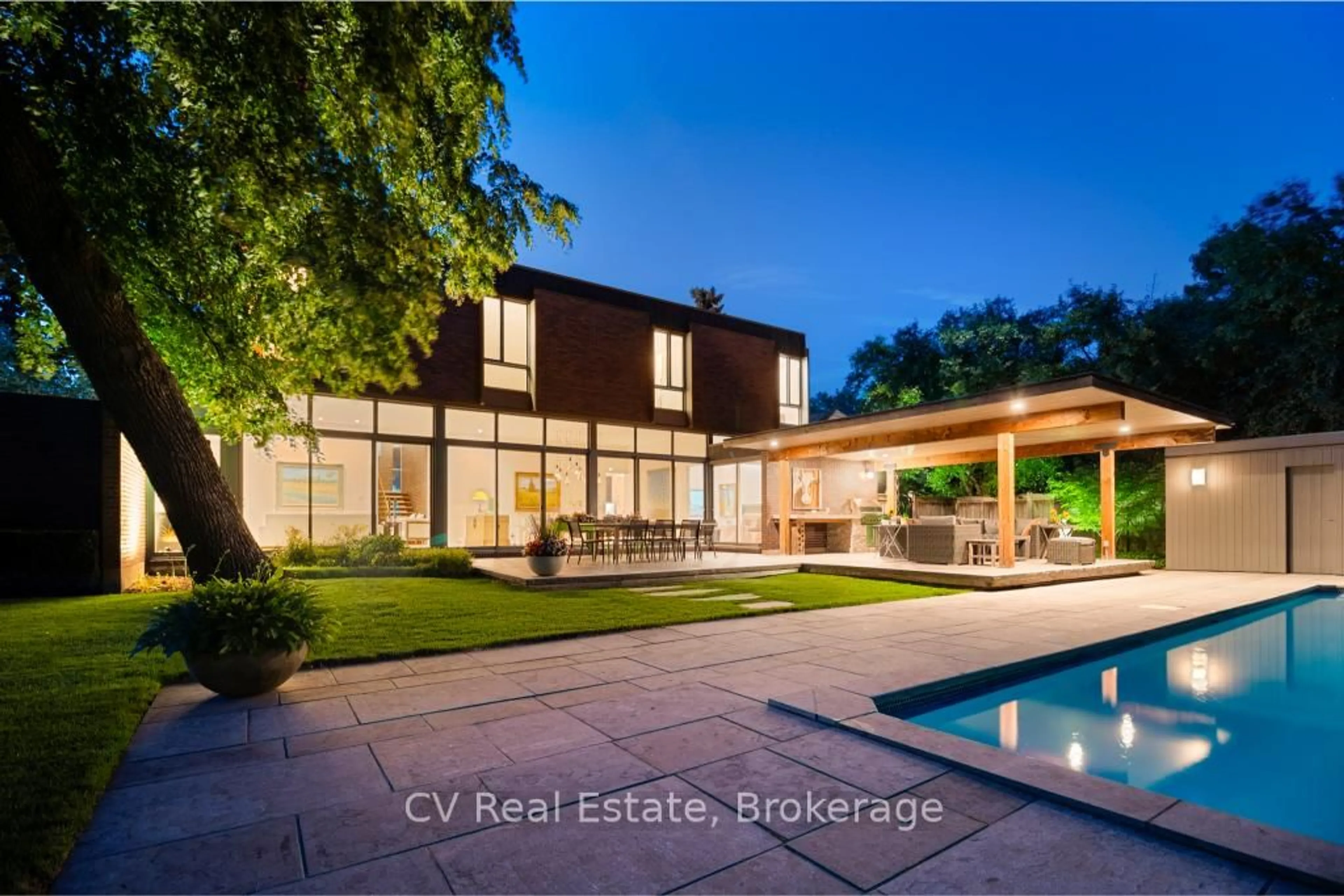 A pic from outside/outdoor area/front of a property/back of a property/a pic from drone, street for 31 Auchmar Rd, Hamilton Ontario L9C 1C6