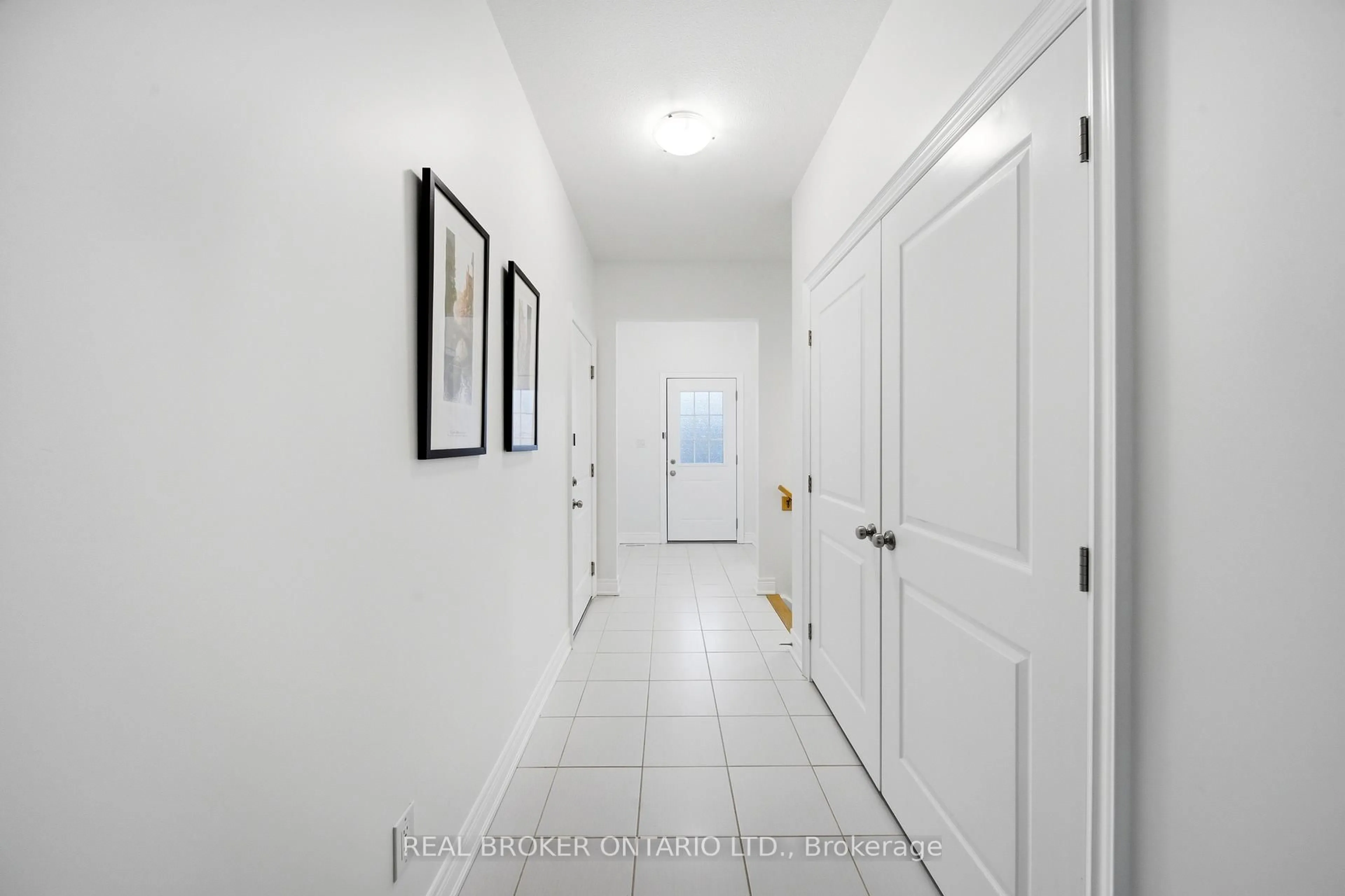 Indoor entryway for 450 Viking St, Fort Erie Ontario L2A 0E3