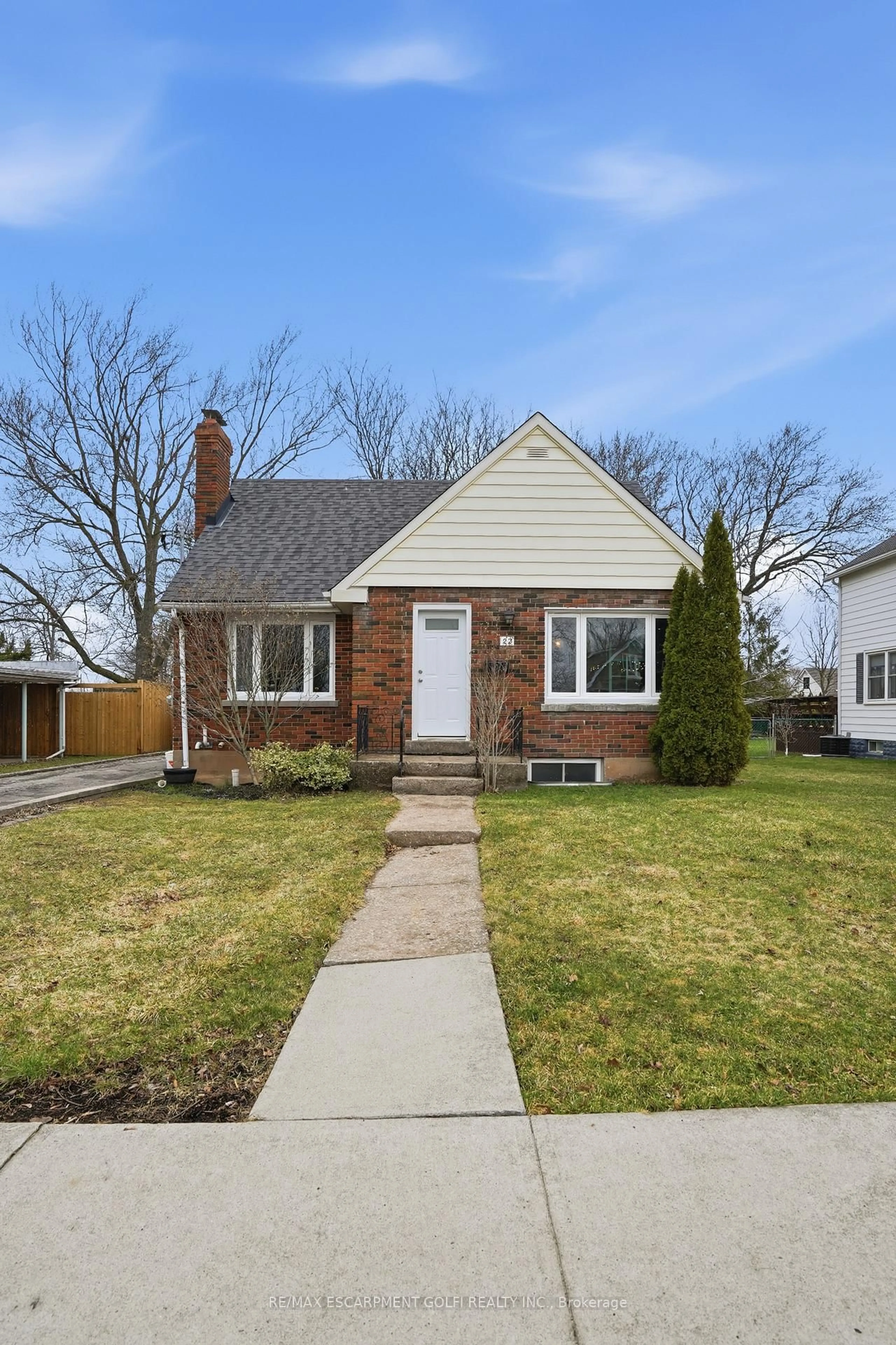 Home with brick exterior material, street for 22 Greenwood Ave, Welland Ontario L3C 4B2