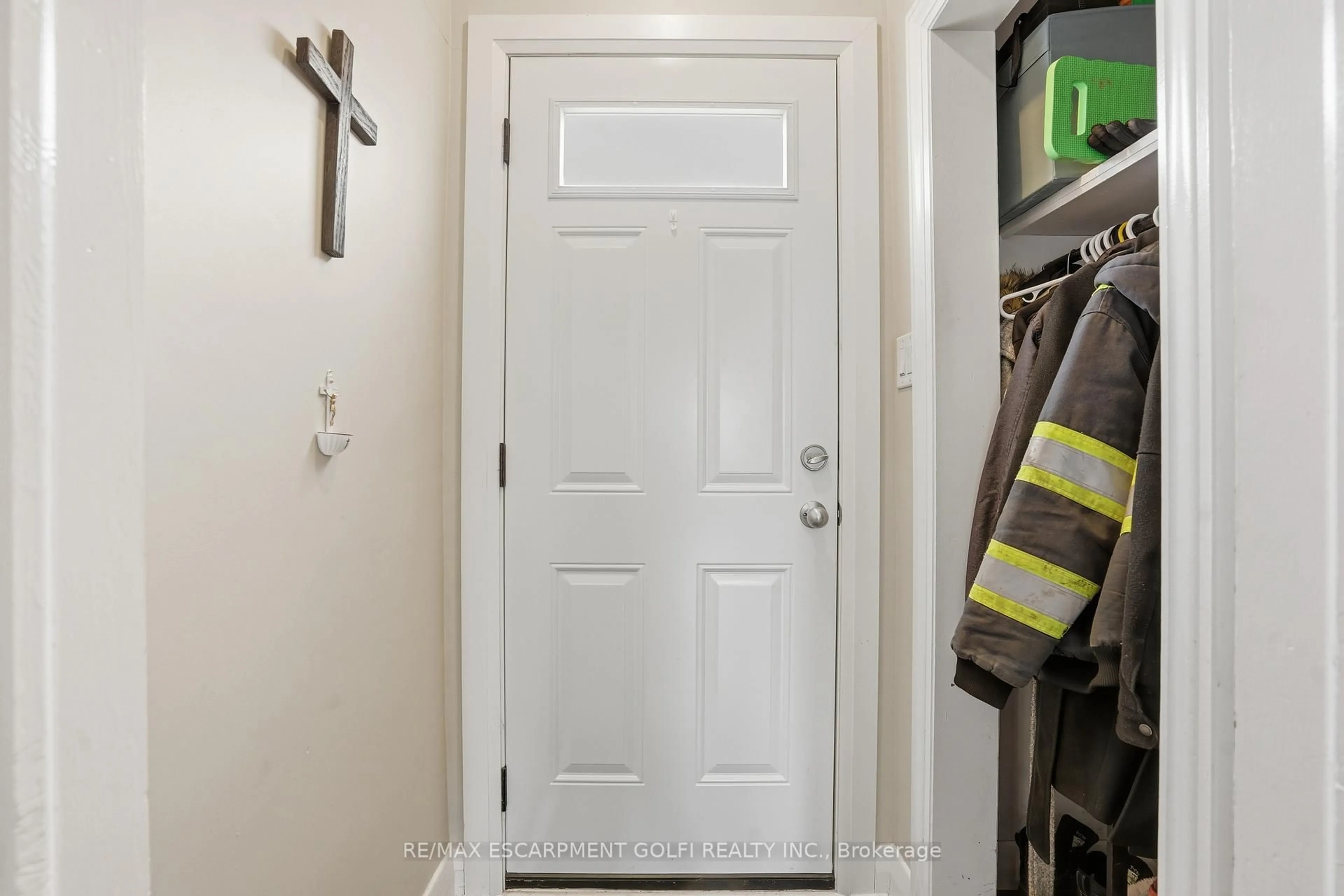 Indoor entryway for 22 Greenwood Ave, Welland Ontario L3C 4B2