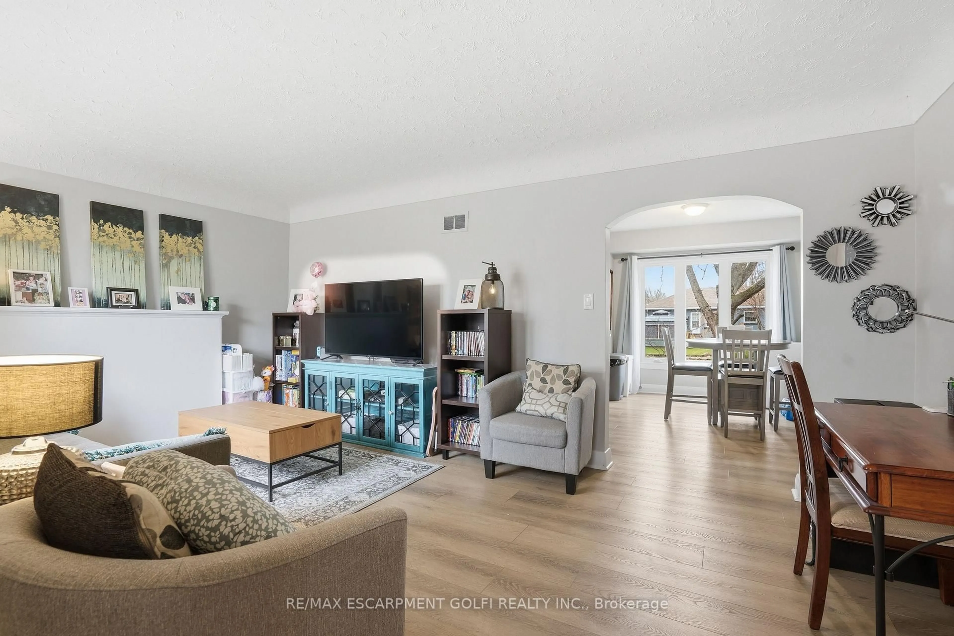 Living room with furniture, unknown for 22 Greenwood Ave, Welland Ontario L3C 4B2