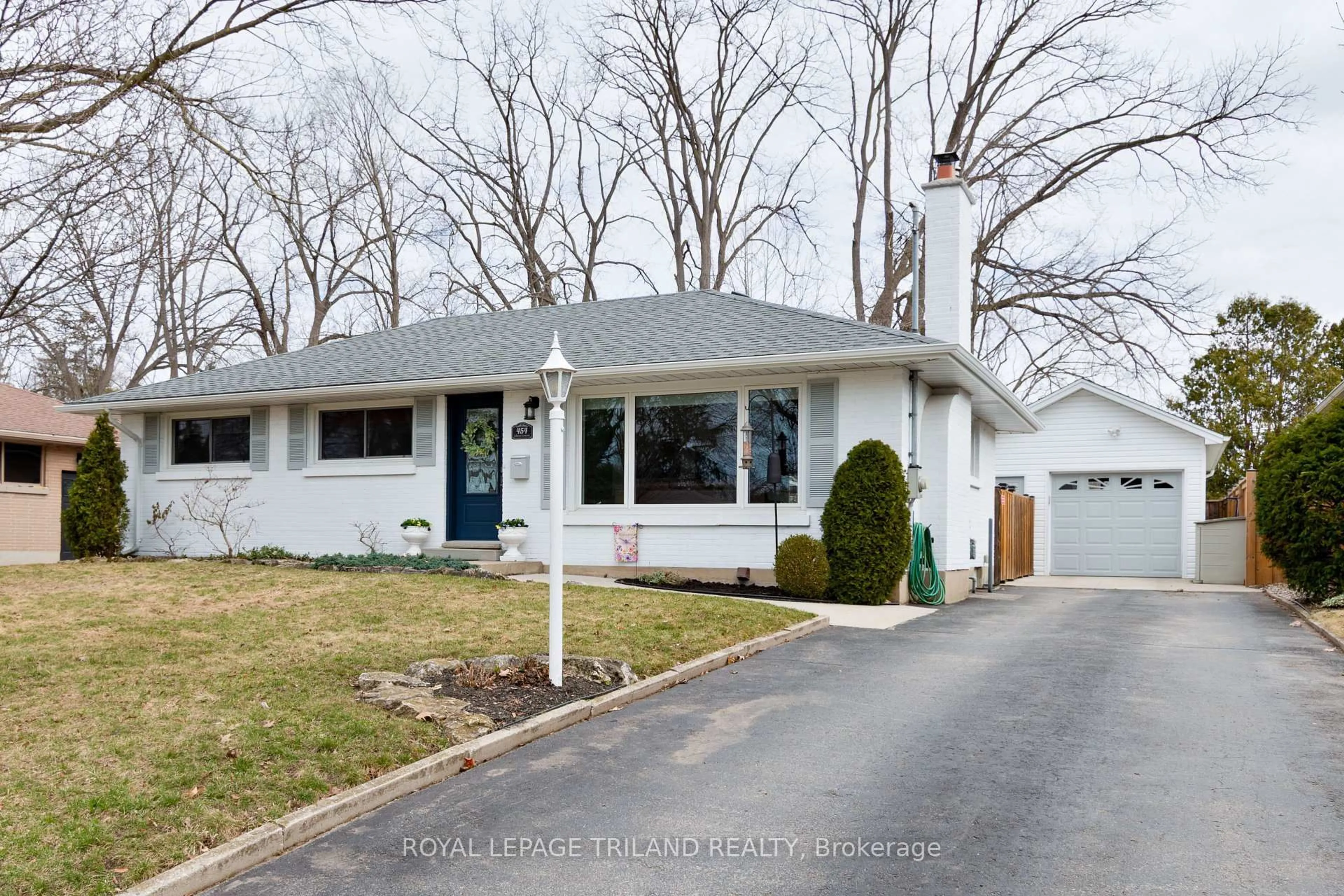 Home with vinyl exterior material, street for 454 Jellicoe Cres, London South Ontario N6K 2M5