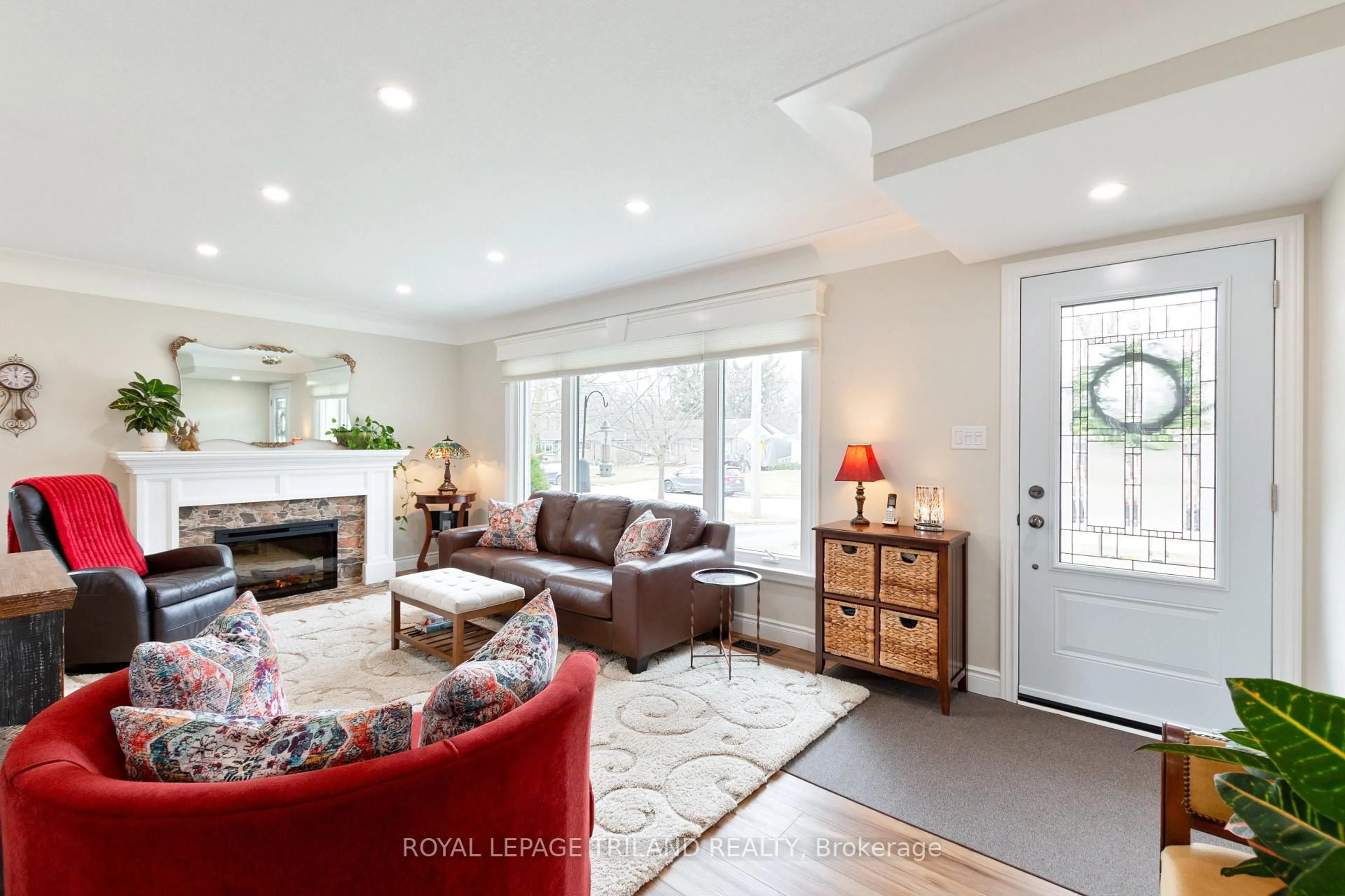 Living room with furniture, unknown for 454 Jellicoe Cres, London South Ontario N6K 2M5