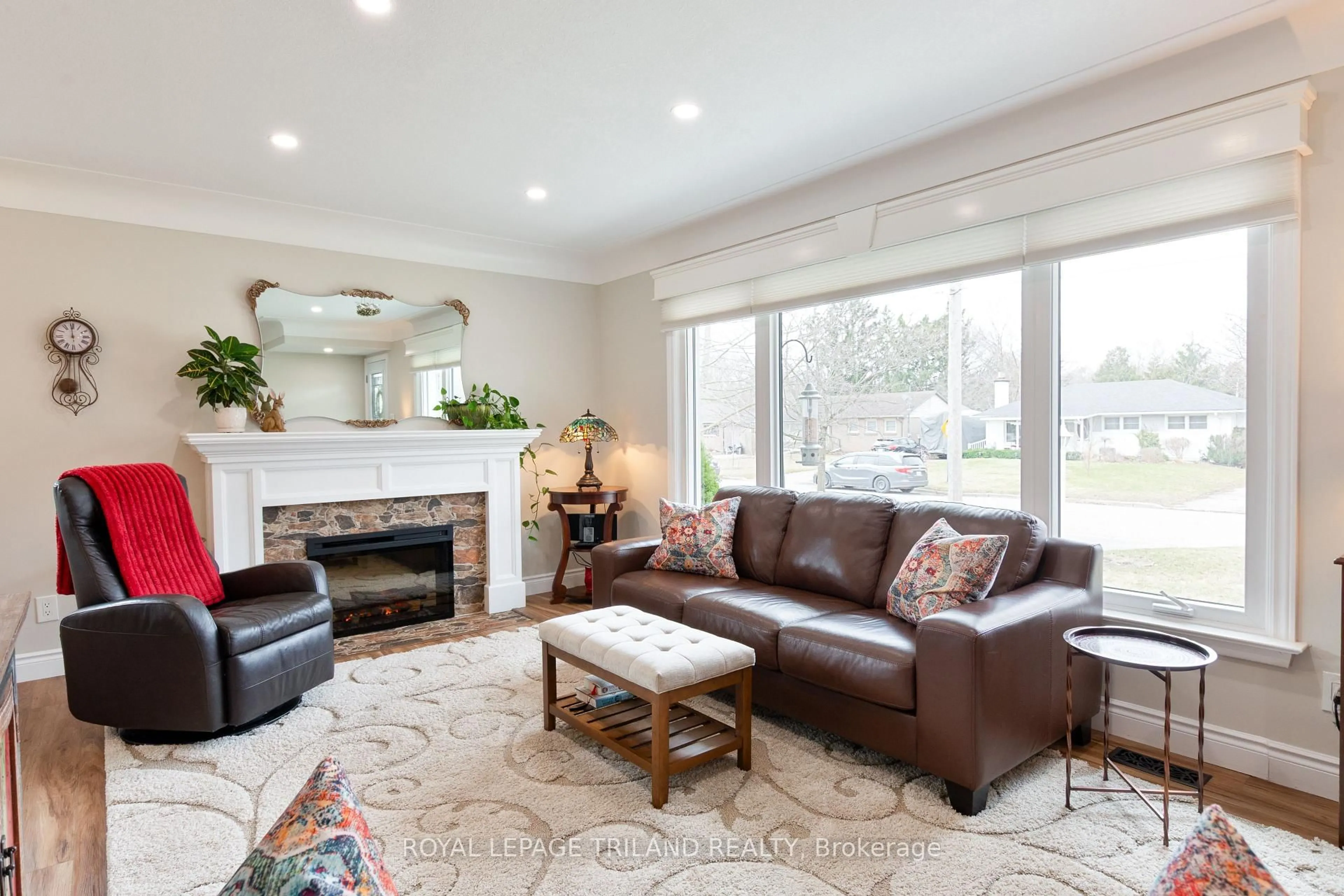 Living room with furniture, unknown for 454 Jellicoe Cres, London South Ontario N6K 2M5