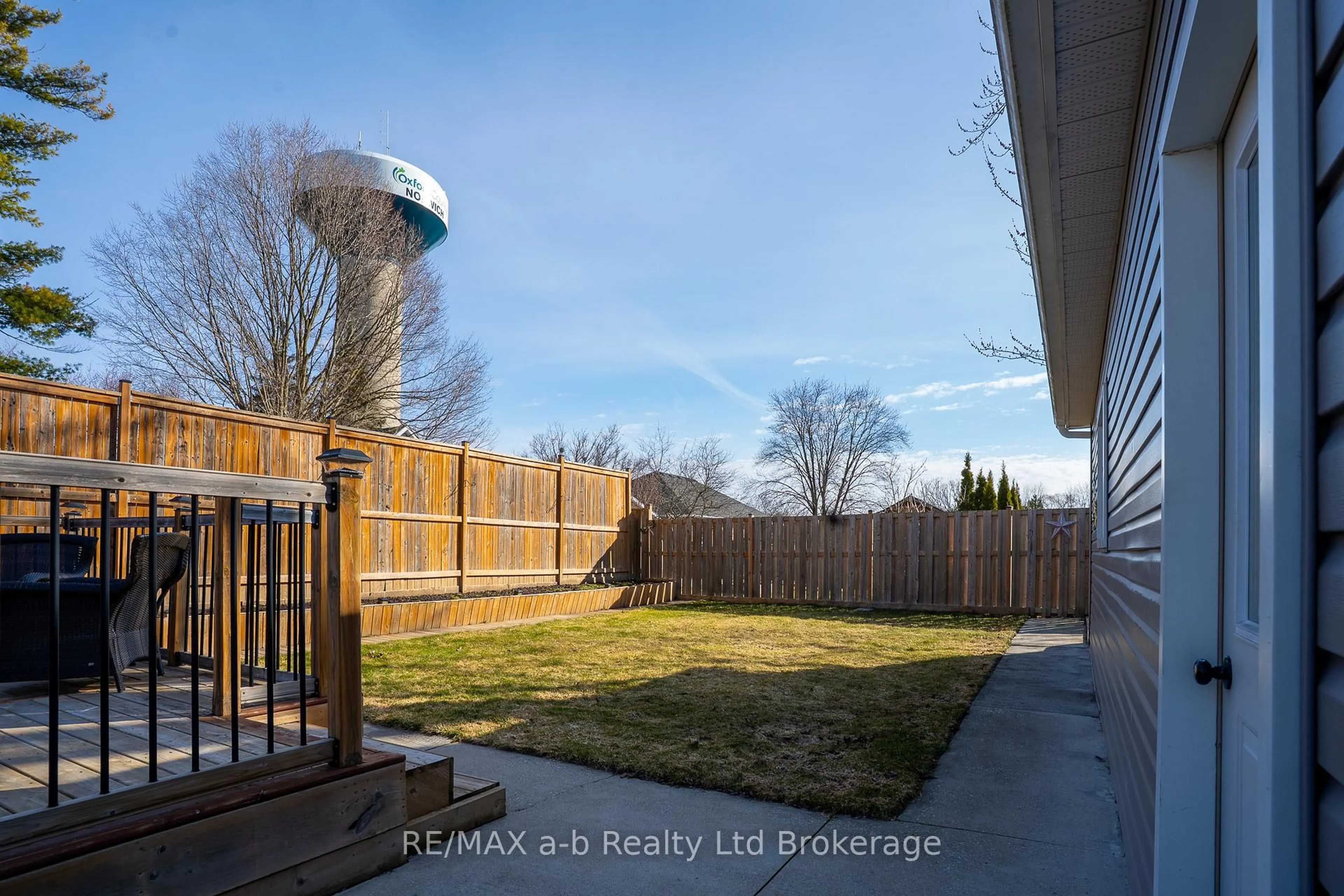 A pic from outside/outdoor area/front of a property/back of a property/a pic from drone, water/lake/river/ocean view for 117 Church St, Norwich Ontario N0J 1P0