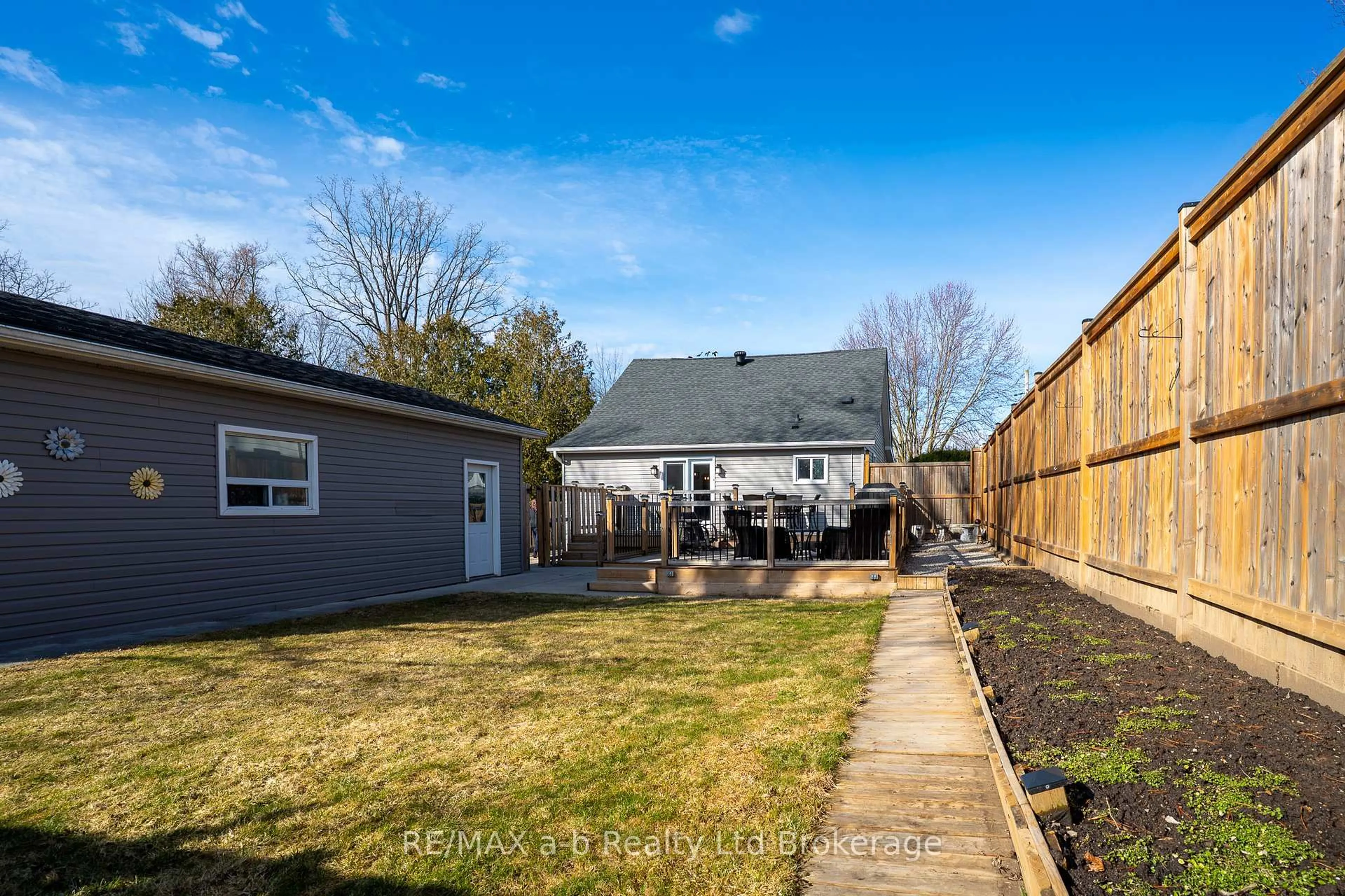 A pic from outside/outdoor area/front of a property/back of a property/a pic from drone, street for 117 Church St, Norwich Ontario N0J 1P0