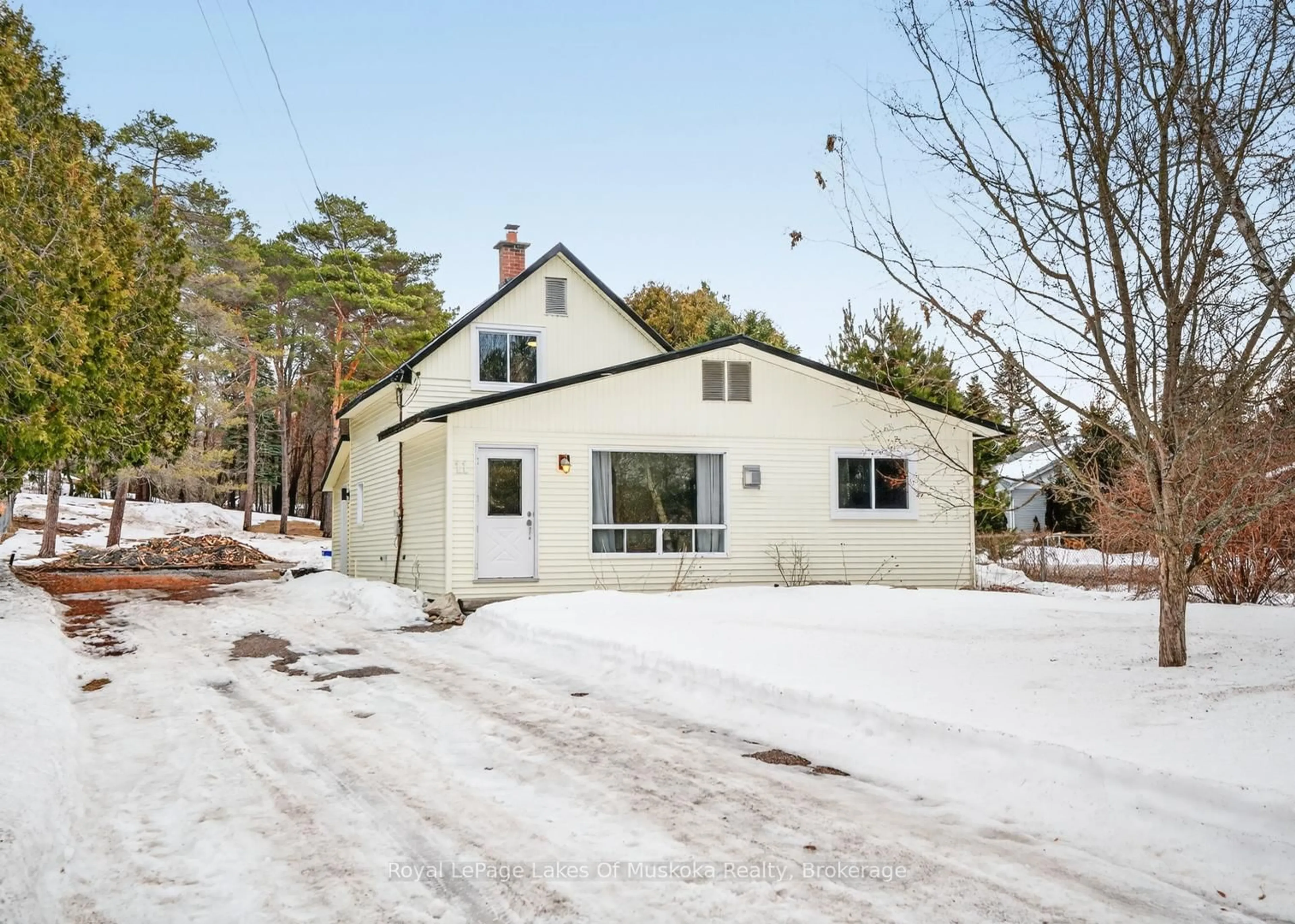 A pic from outside/outdoor area/front of a property/back of a property/a pic from drone, street for 11 Silver St, Huntsville Ontario P1H 1M2