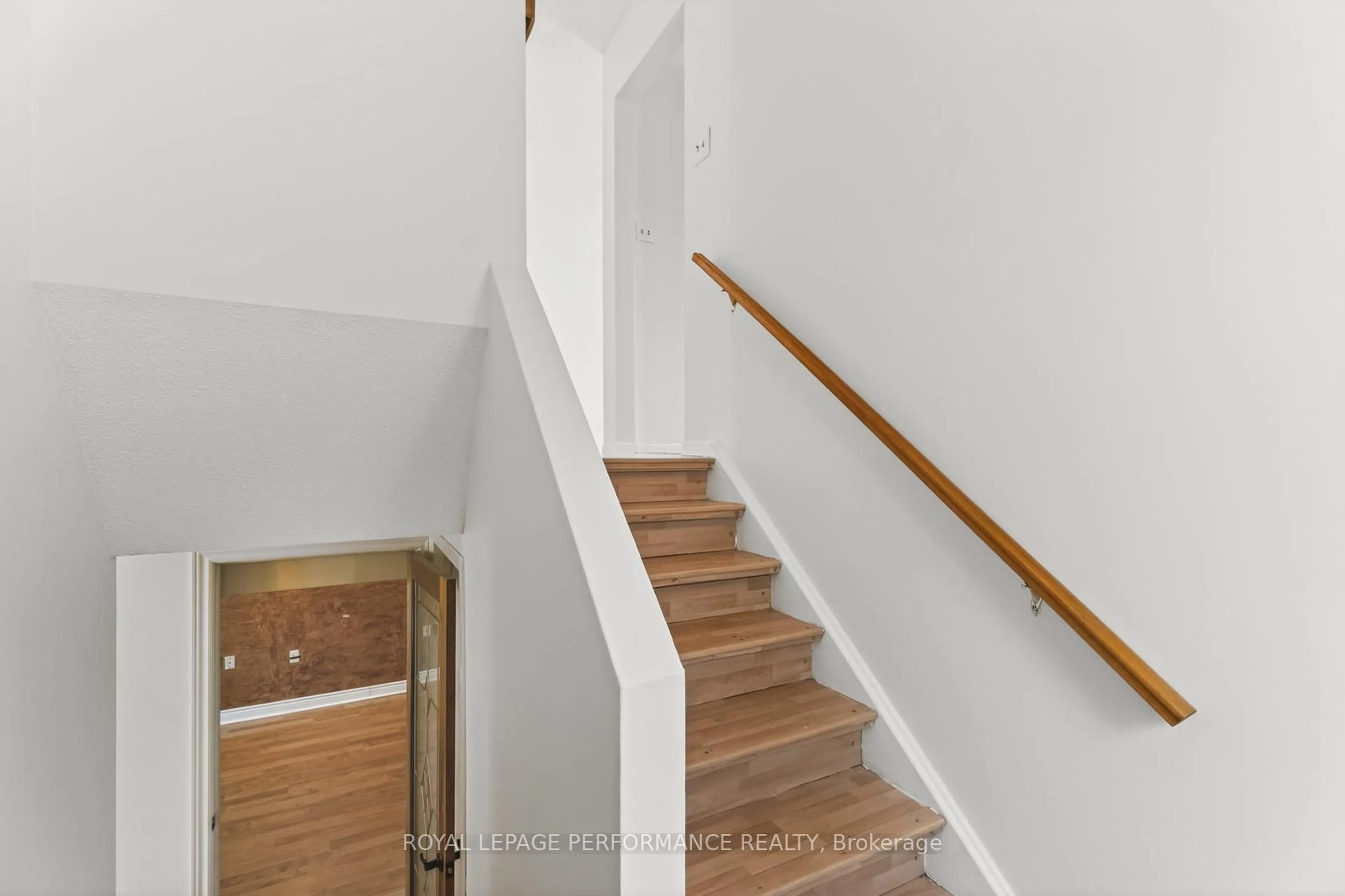 Stairs for 194 Mcelroy Dr, Kanata Ontario K2L 1Y1