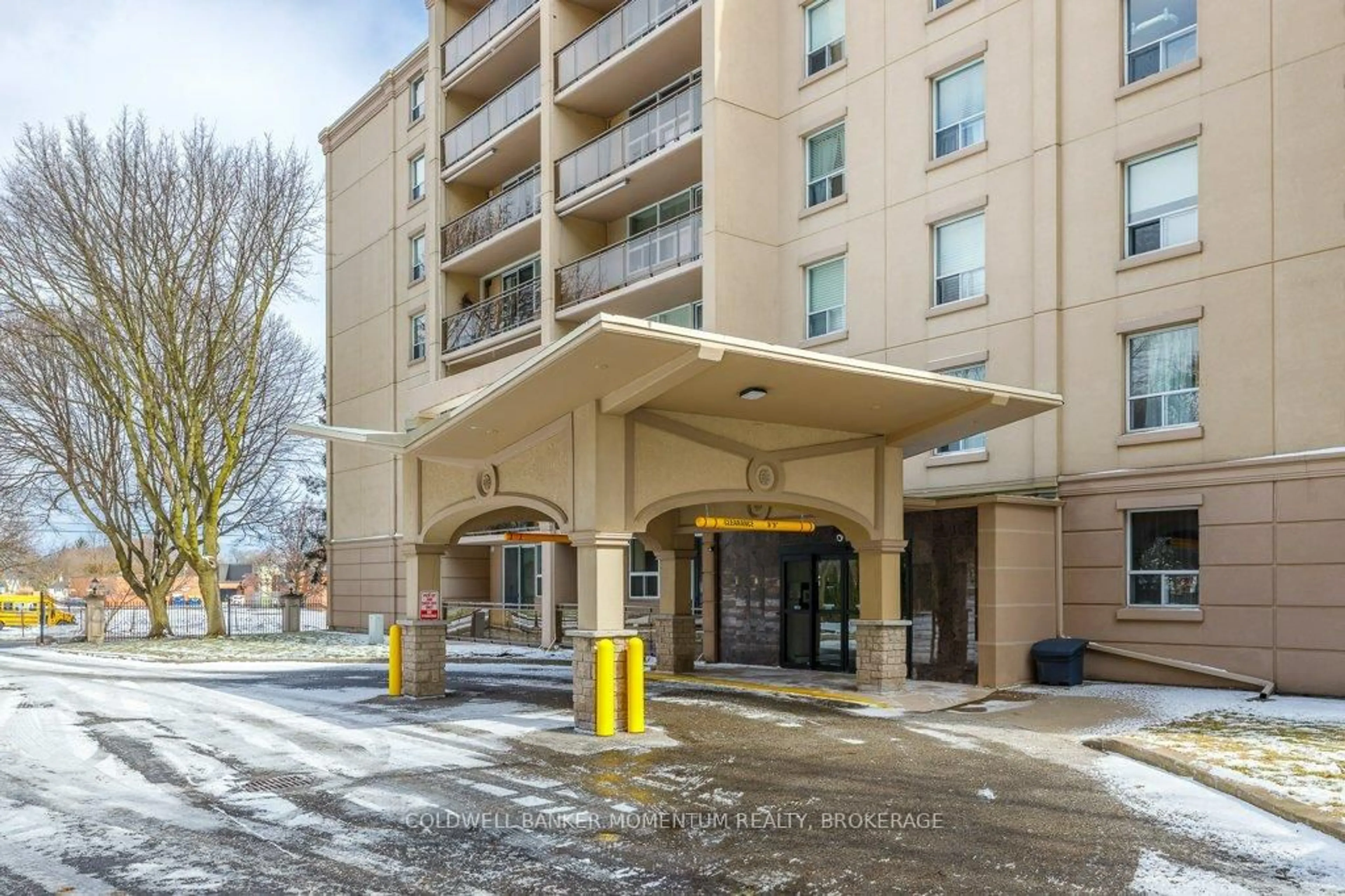 Indoor foyer for 6390 Huggins St #201, Niagara Falls Ontario L2J 1H1