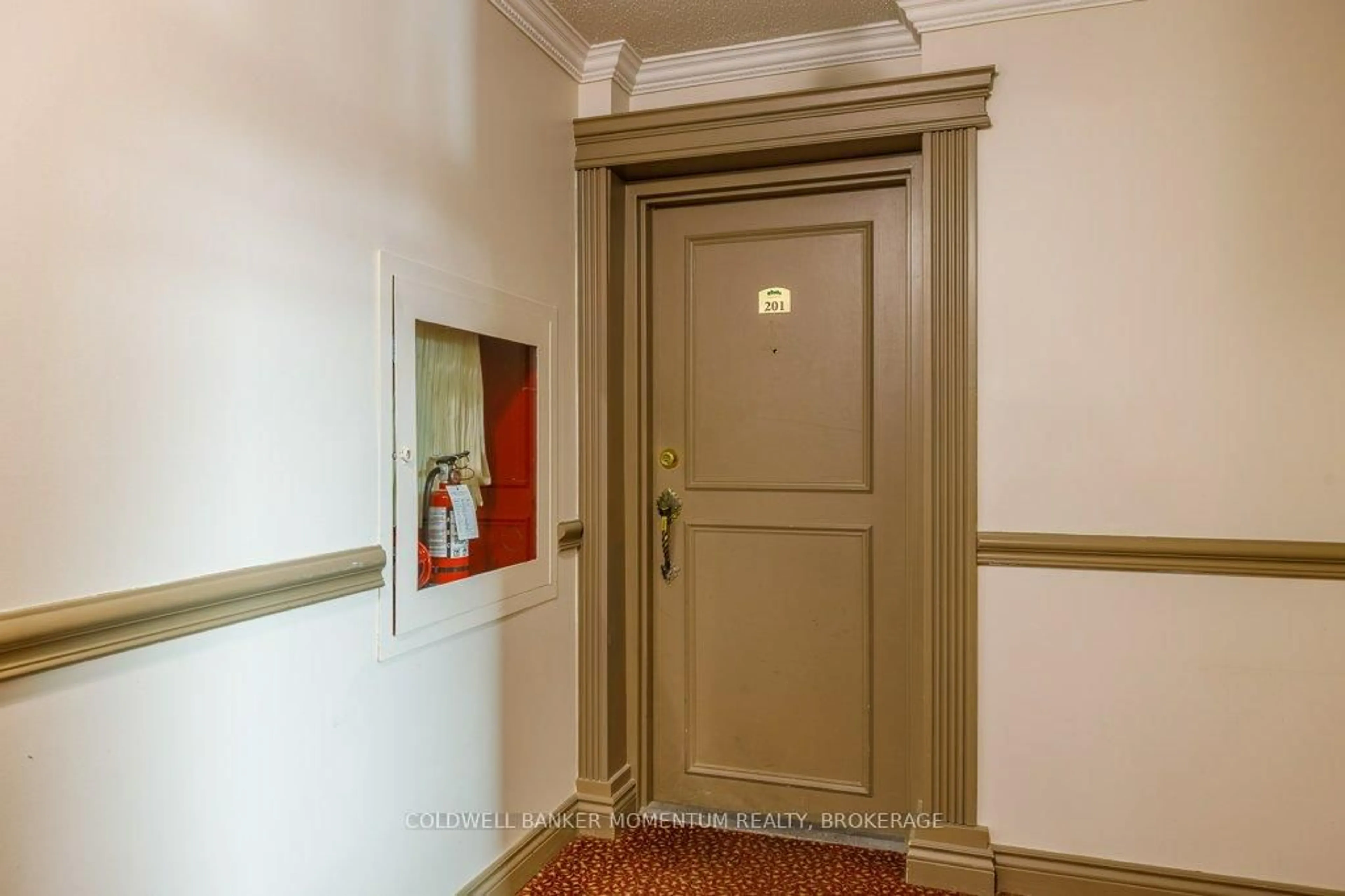 Indoor foyer for 6390 Huggins St #201, Niagara Falls Ontario L2J 1H1