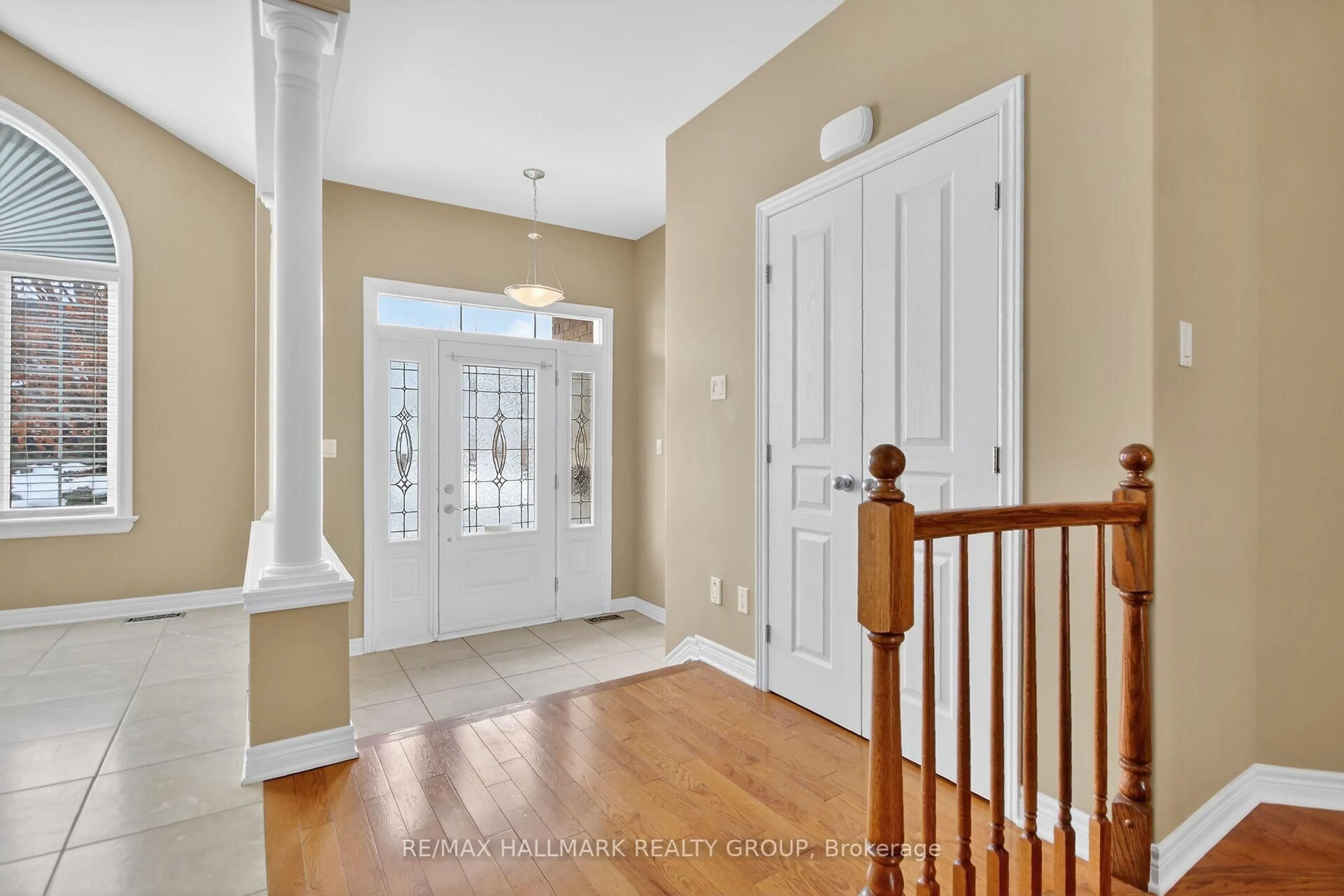 Indoor entryway for 445 Landswood Way, Ottawa Ontario K2S 0A4