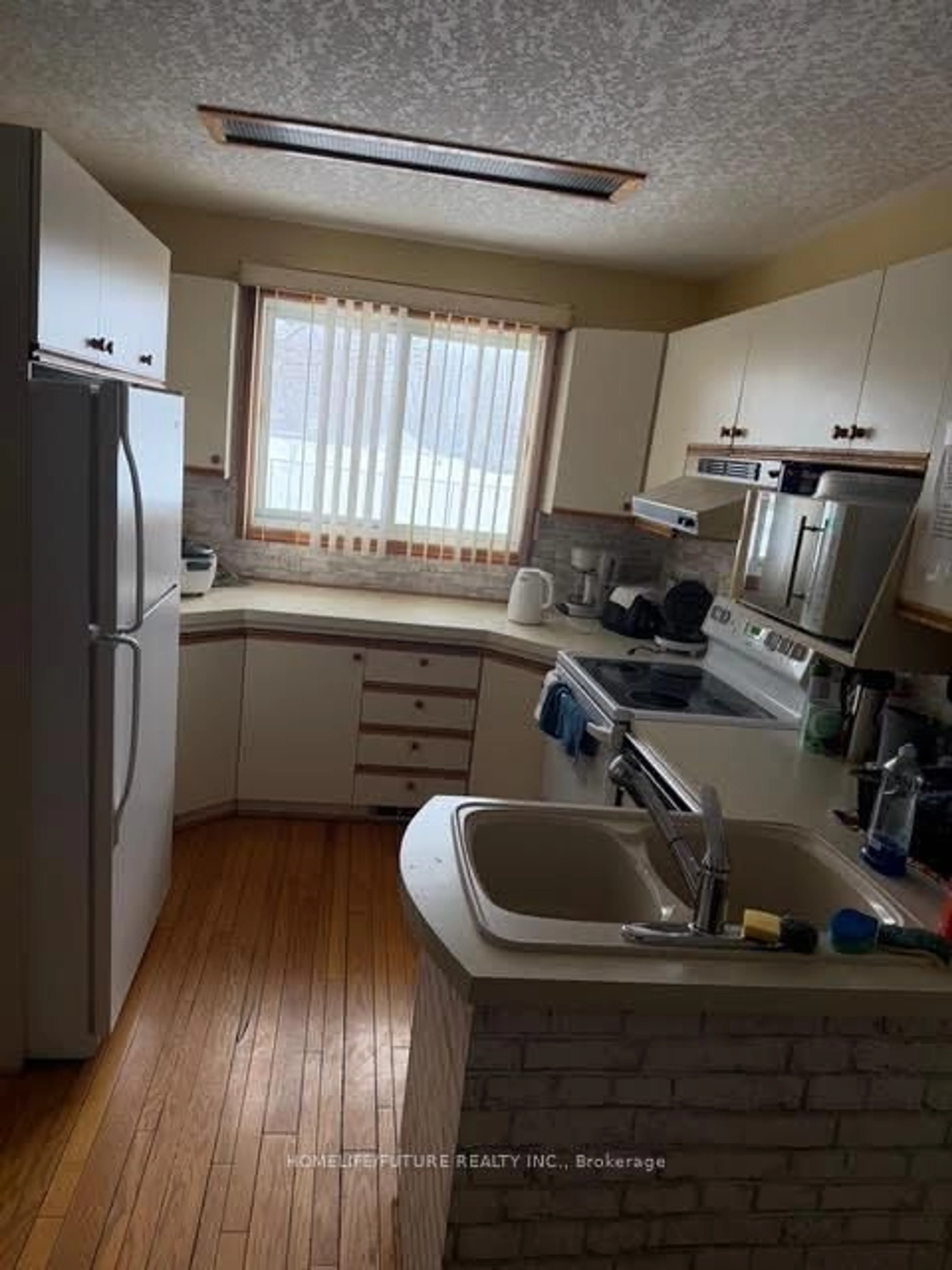 Standard kitchen, unknown for 822 ALICE St, Cornwall Ontario K6H 4S6