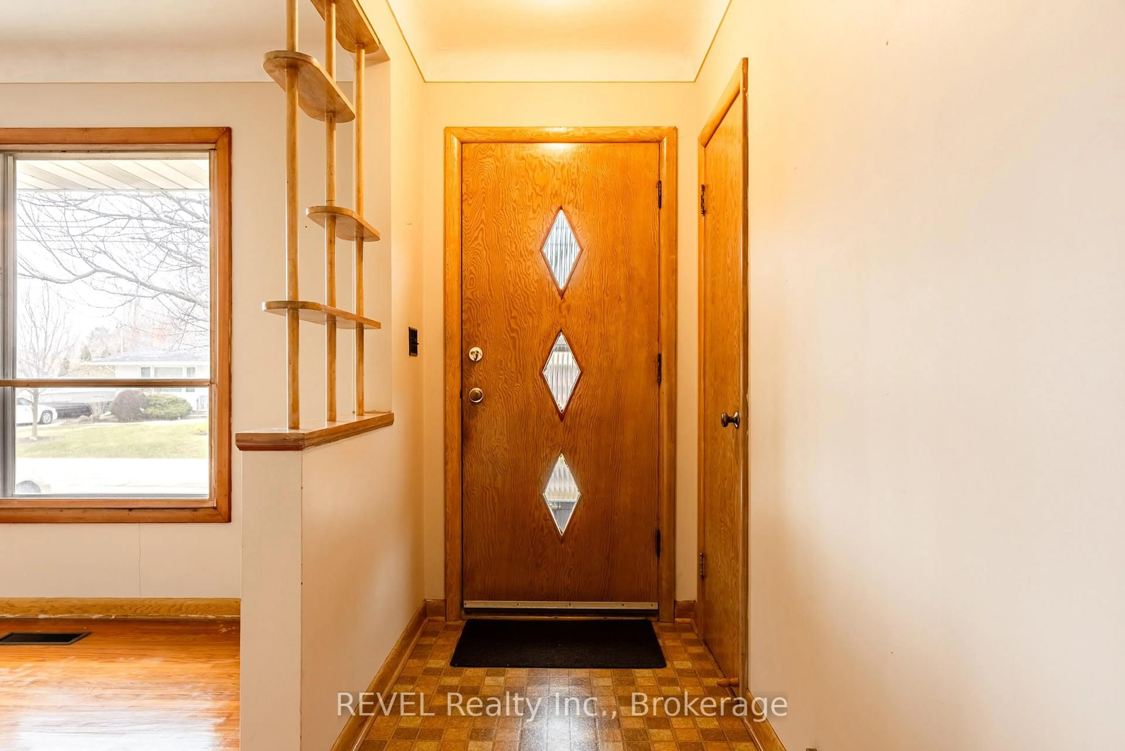 Indoor entryway for 26 McKenzie St, St. Catharines Ontario L2M 2N1
