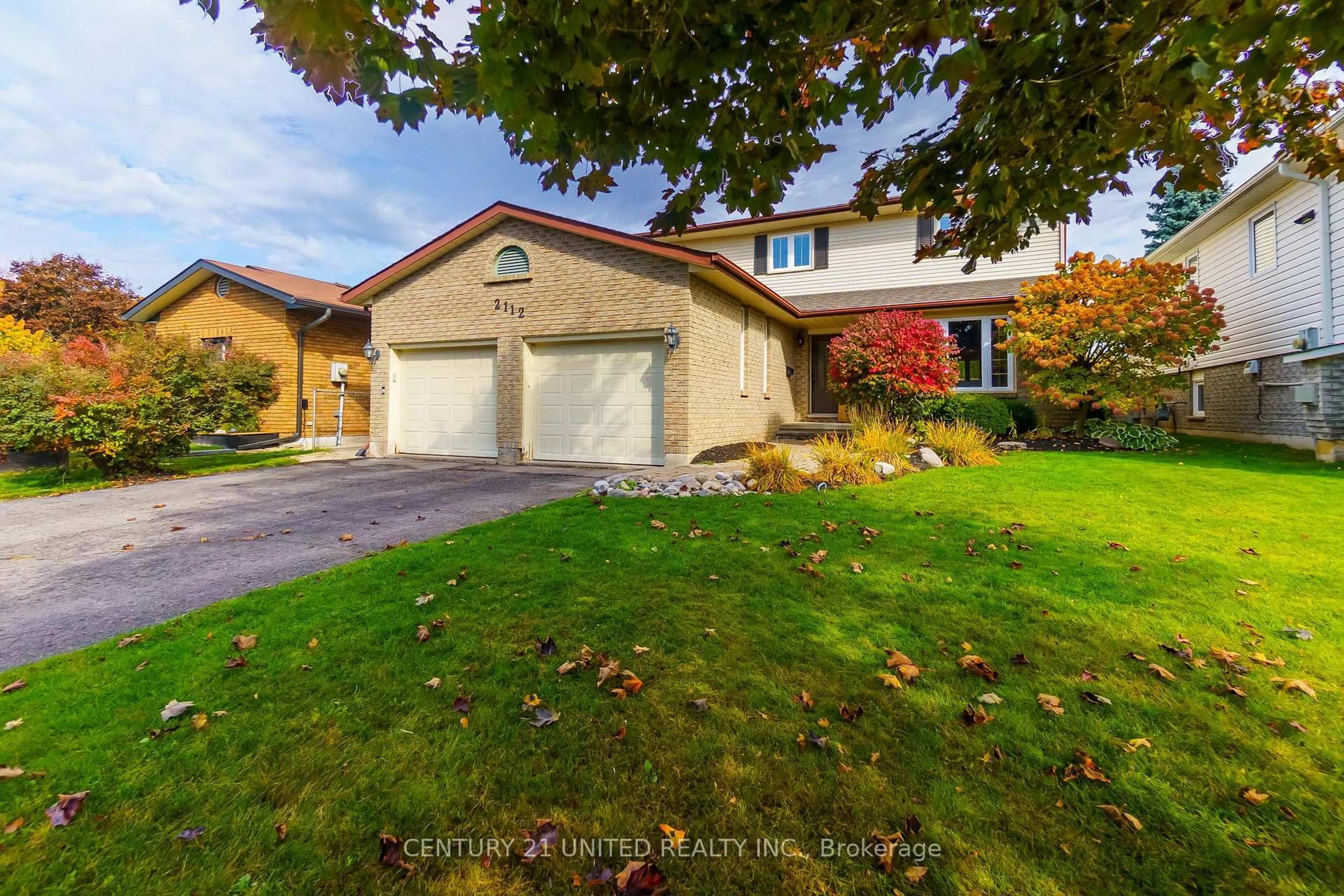 A pic from outside/outdoor area/front of a property/back of a property/a pic from drone, street for 2112 Lorraine Dr, Peterborough Ontario K9L 1X4