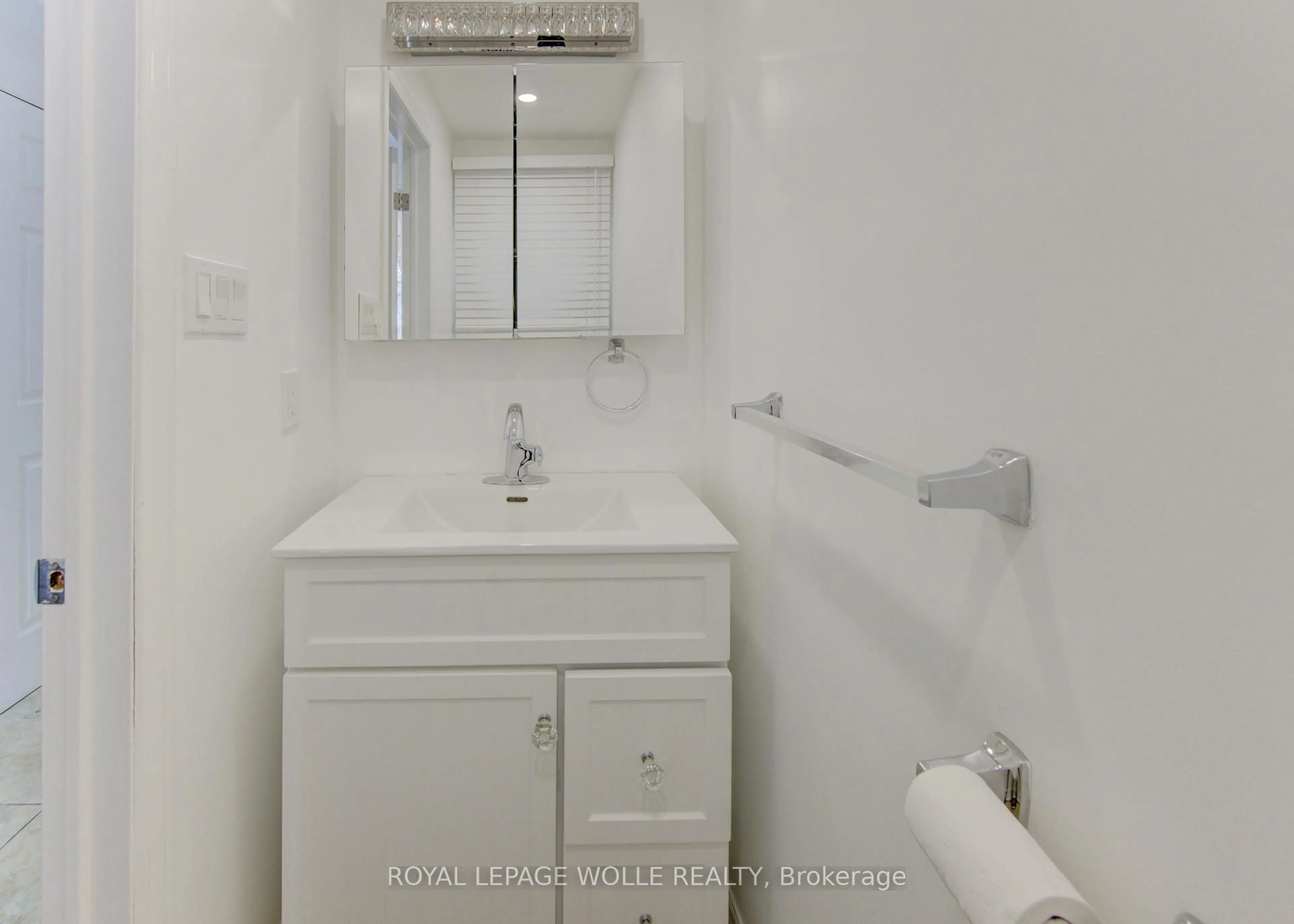 Standard bathroom, unknown for 51 Camrose Crt, Kitchener Ontario N2M 5J4