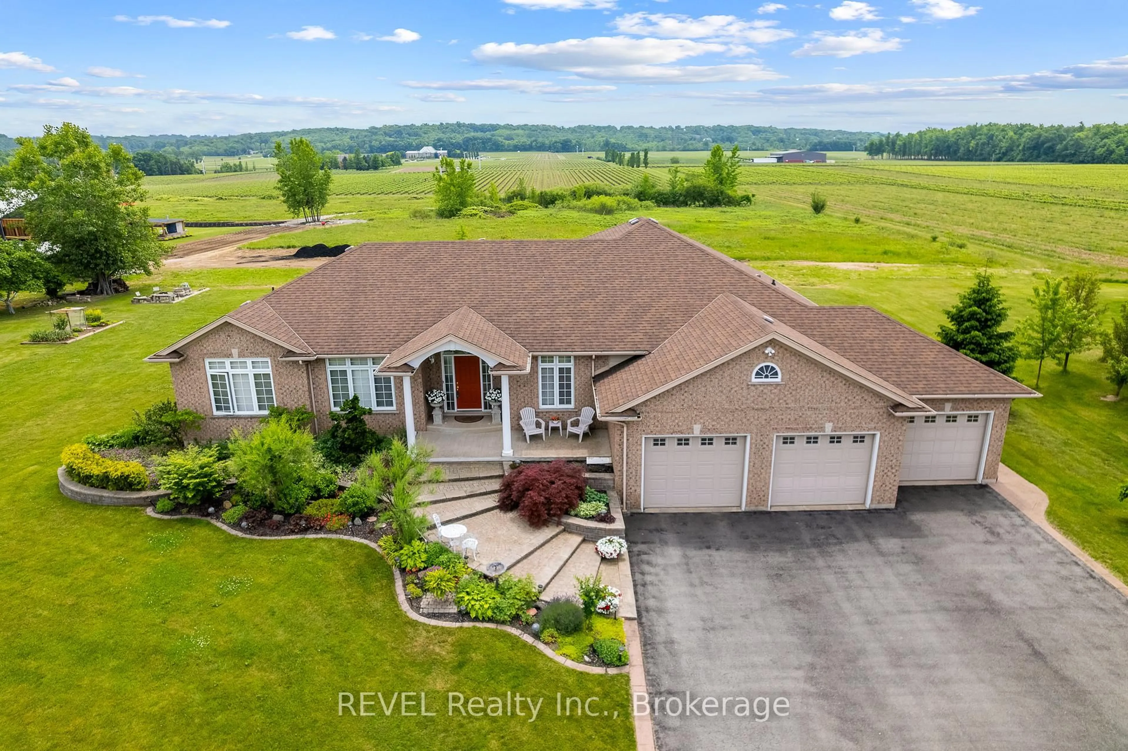 A pic from outside/outdoor area/front of a property/back of a property/a pic from drone, water/lake/river/ocean view for 925 QUEENSTON Rd, Niagara-on-the-Lake Ontario L0S 1J0