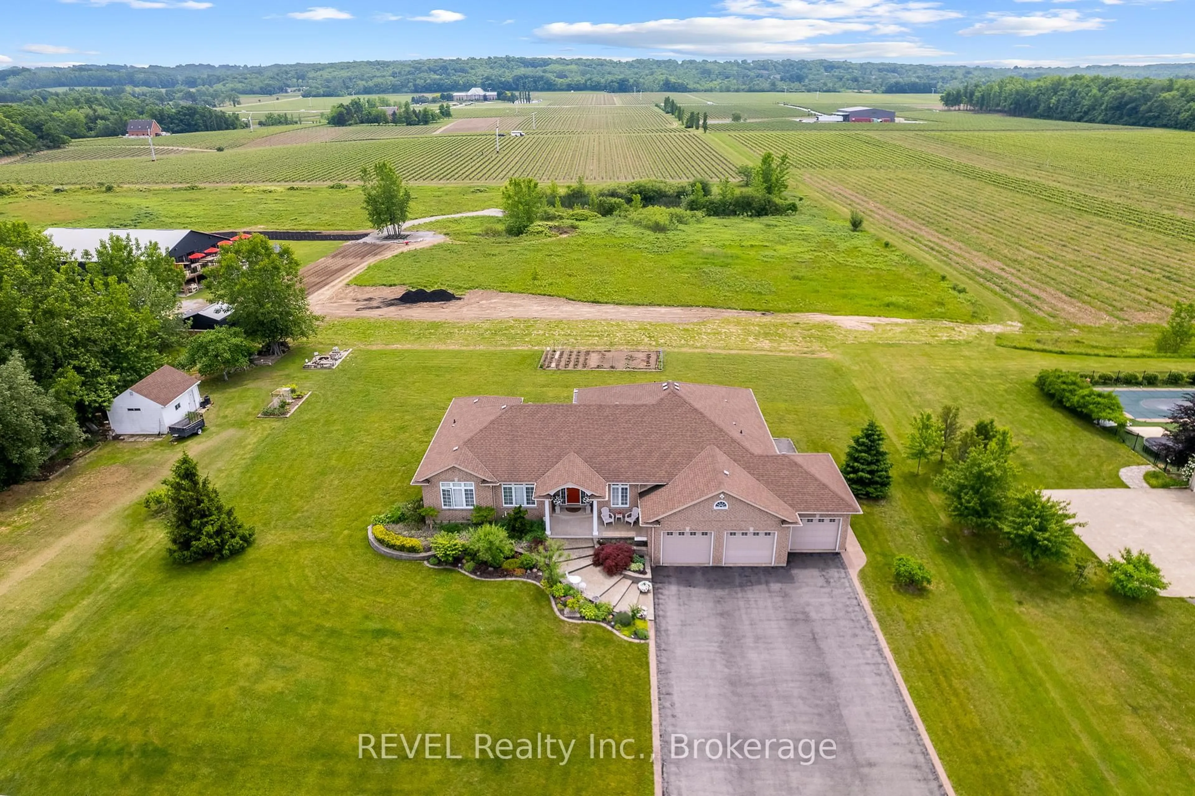 A pic from outside/outdoor area/front of a property/back of a property/a pic from drone, water/lake/river/ocean view for 925 QUEENSTON Rd, Niagara-on-the-Lake Ontario L0S 1J0
