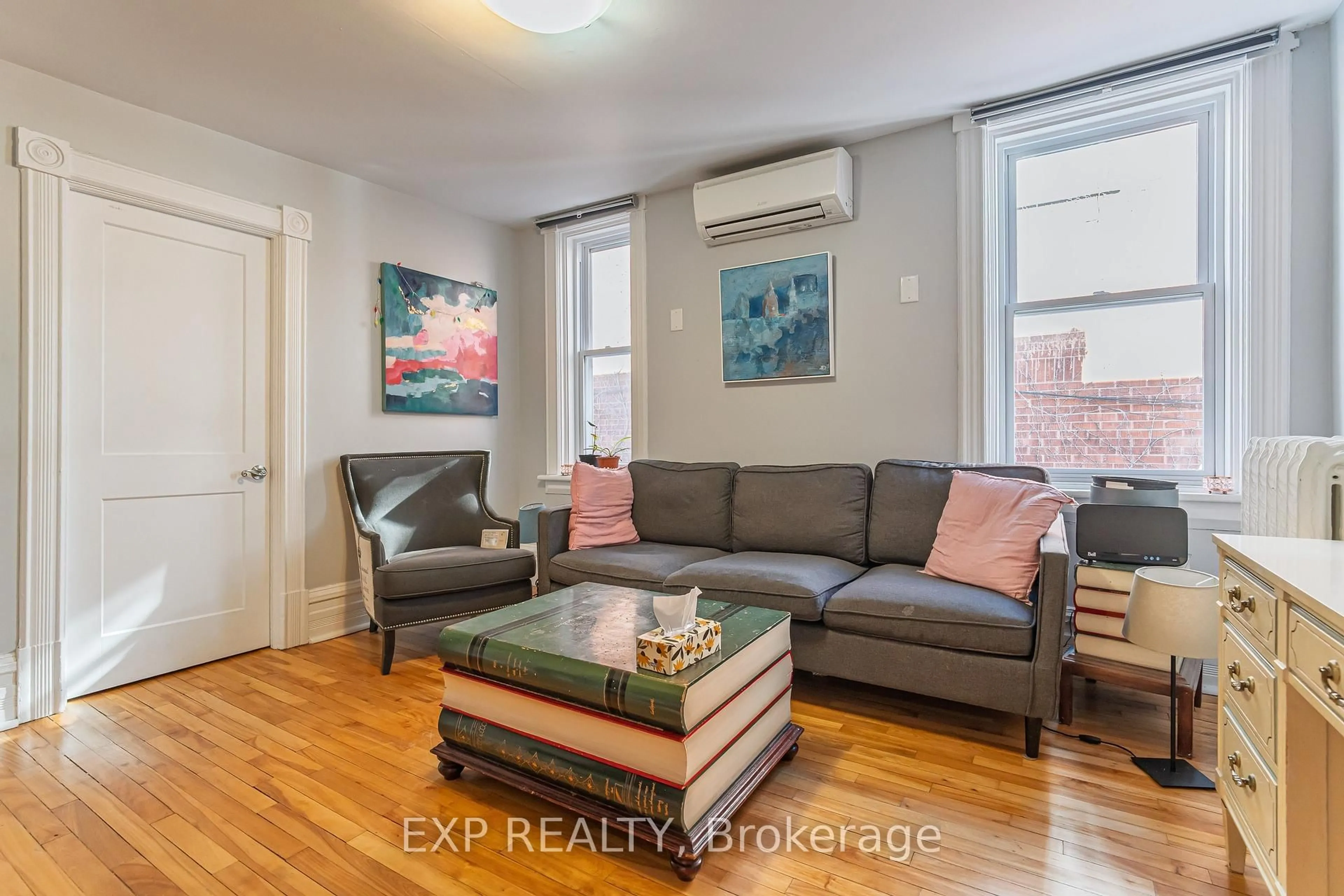 Living room with furniture, wood/laminate floor for 52 St Andrew St, Ottawa Ontario K1N 5E9