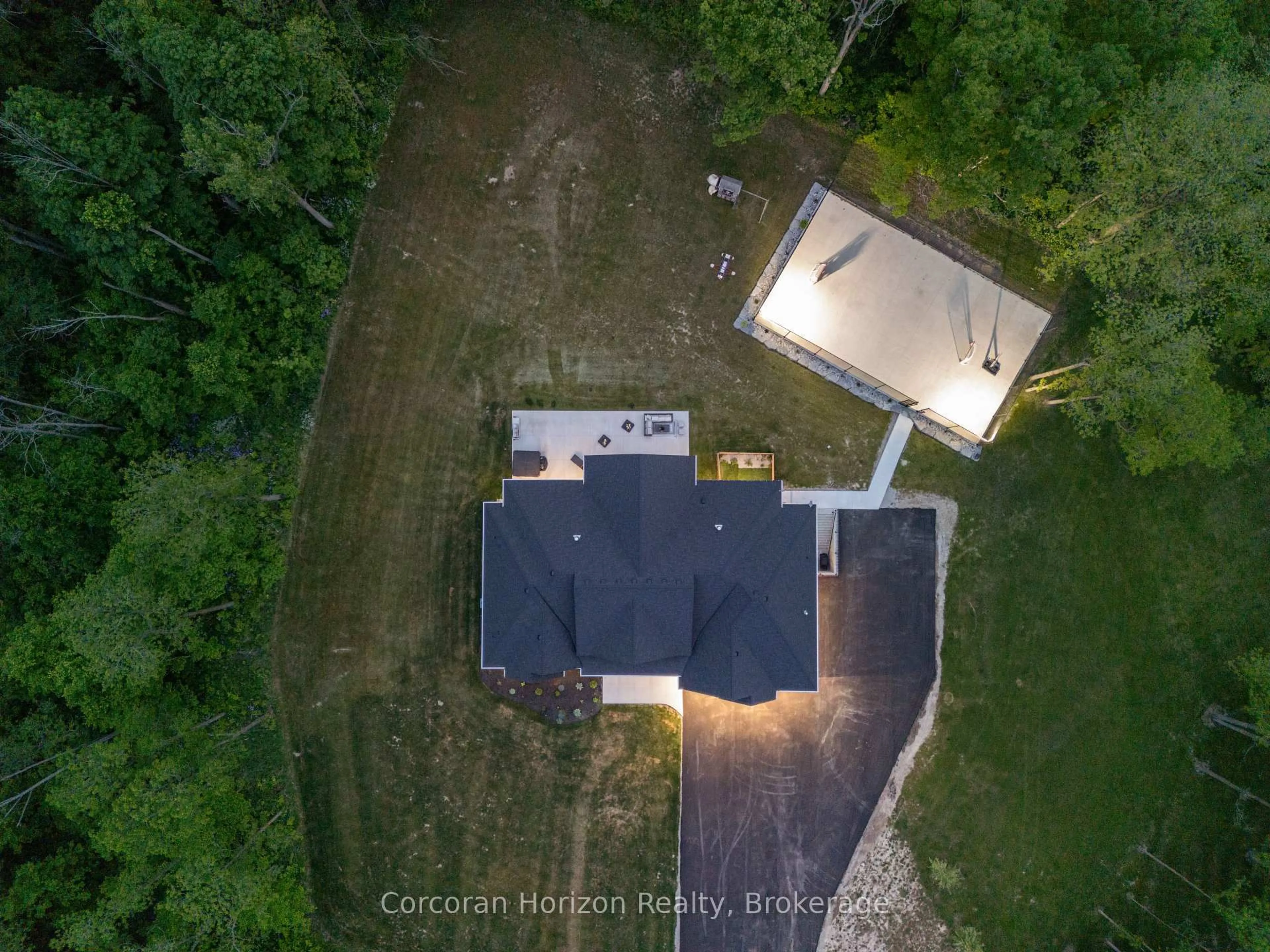 A pic from outside/outdoor area/front of a property/back of a property/a pic from drone, unknown for 11 Cockshutt Rd, Brant Ontario N3T 5L6