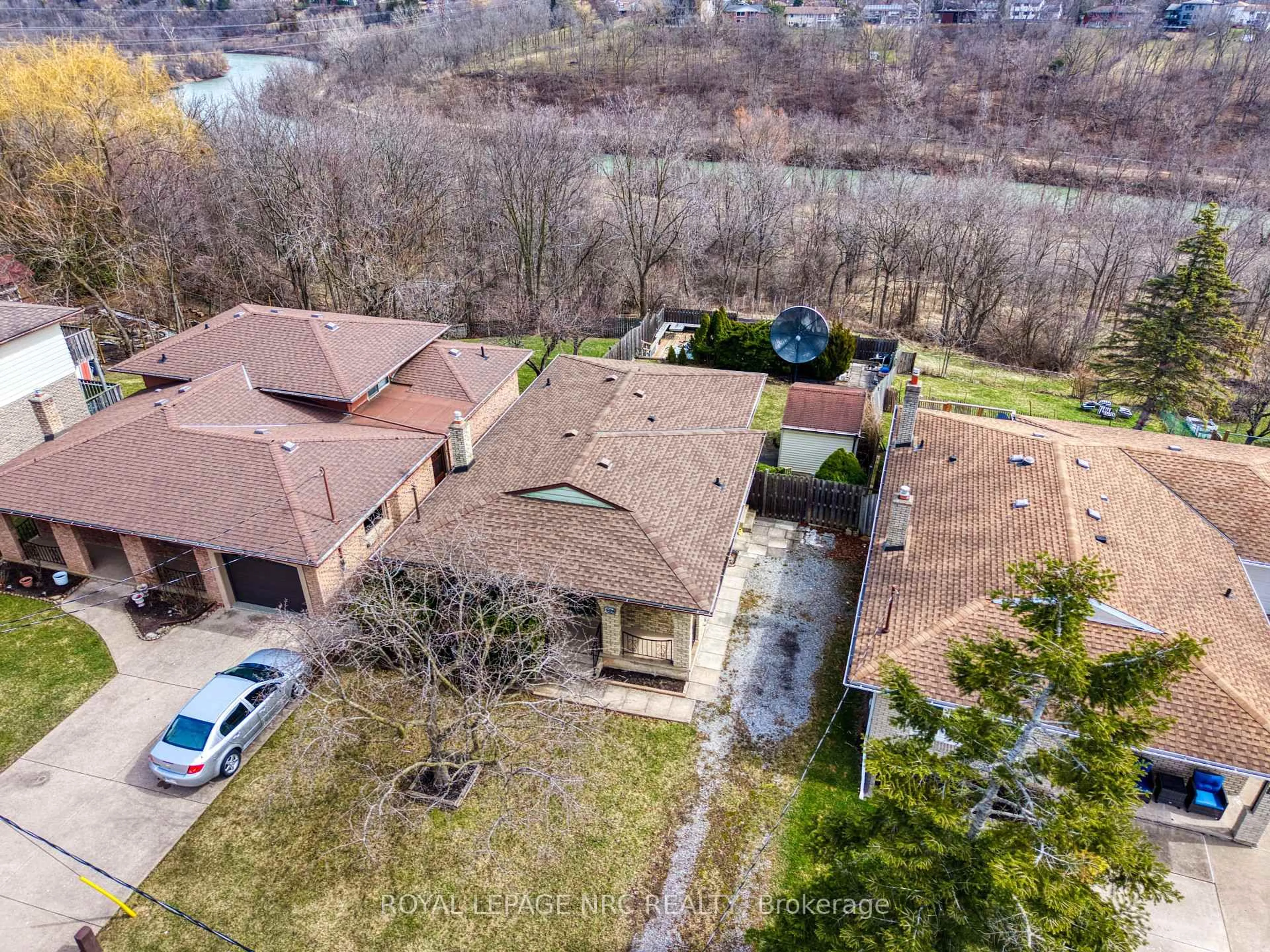 A pic from outside/outdoor area/front of a property/back of a property/a pic from drone, water/lake/river/ocean view for 105 Hillview Rd, St. Catharines Ontario L2S 1S8