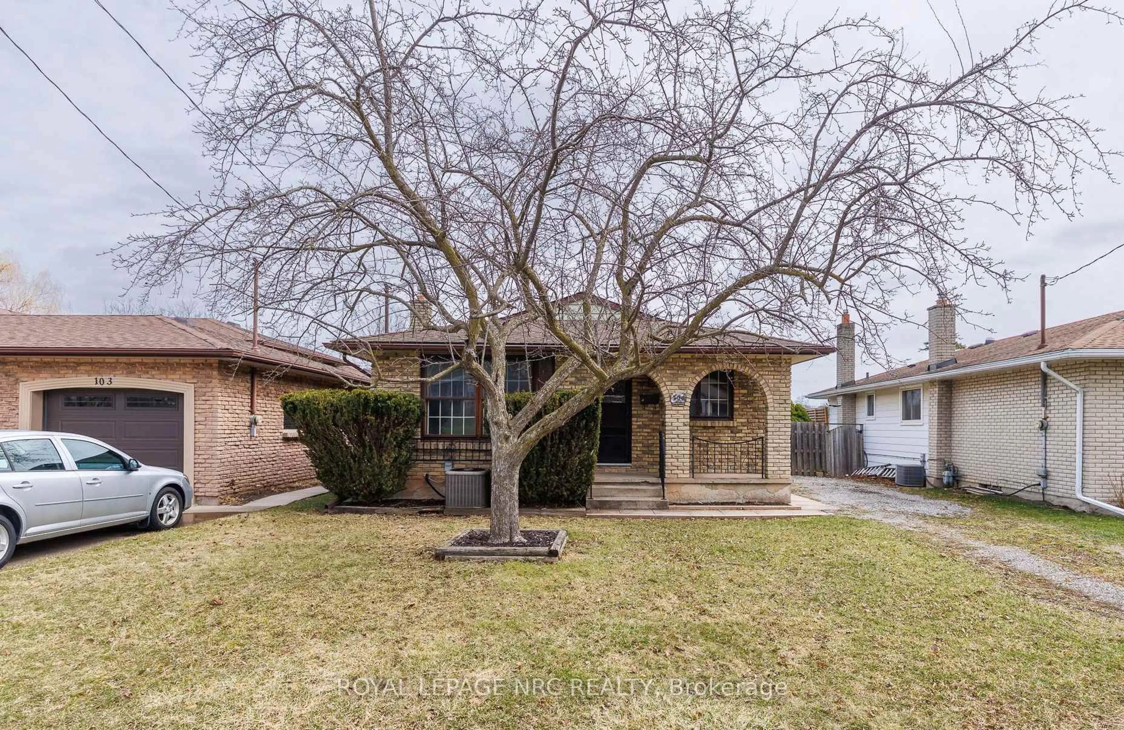 Home with brick exterior material, street for 105 Hillview Rd, St. Catharines Ontario L2S 1S8