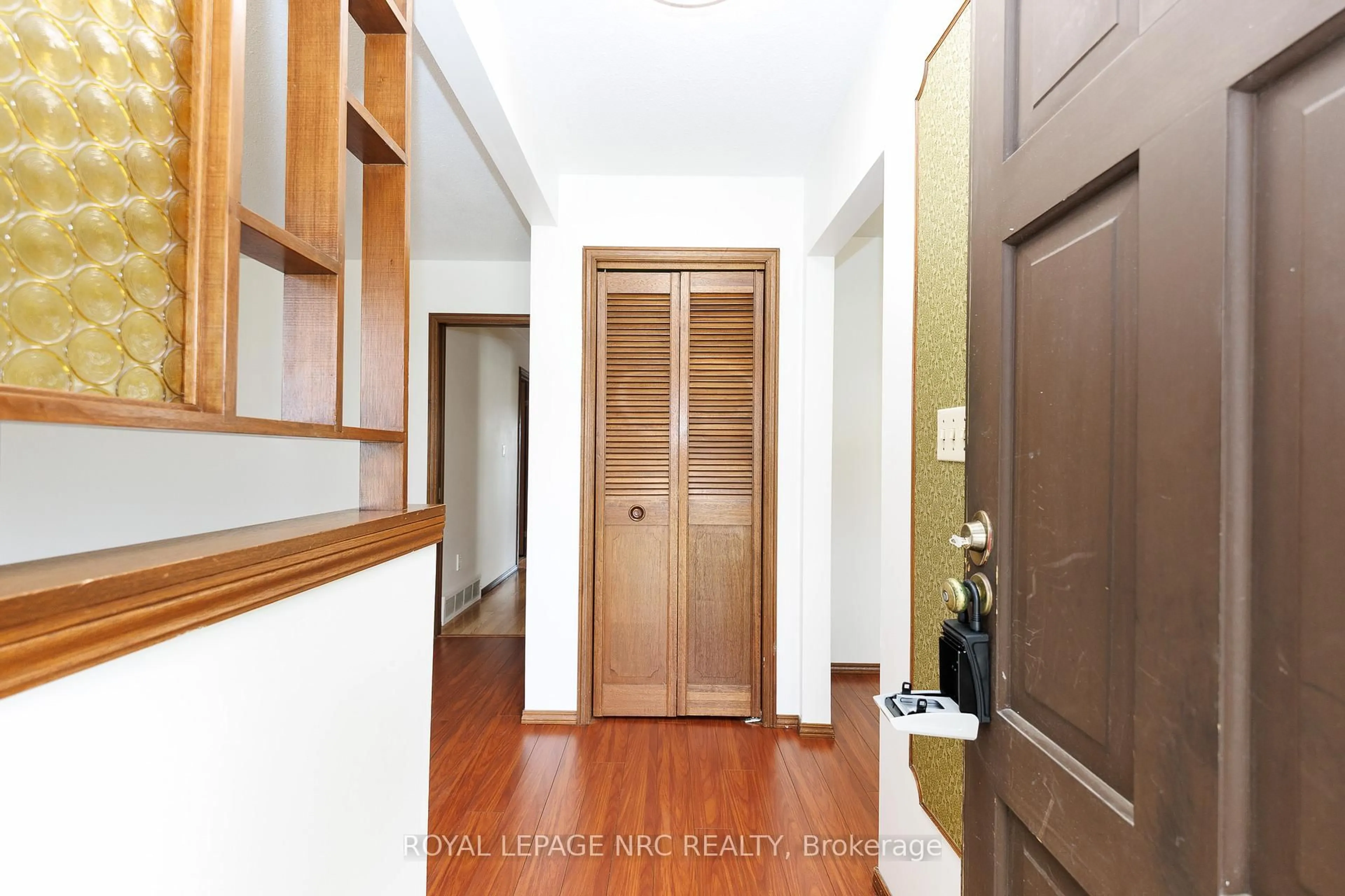 Indoor entryway for 105 Hillview Rd, St. Catharines Ontario L2S 1S8
