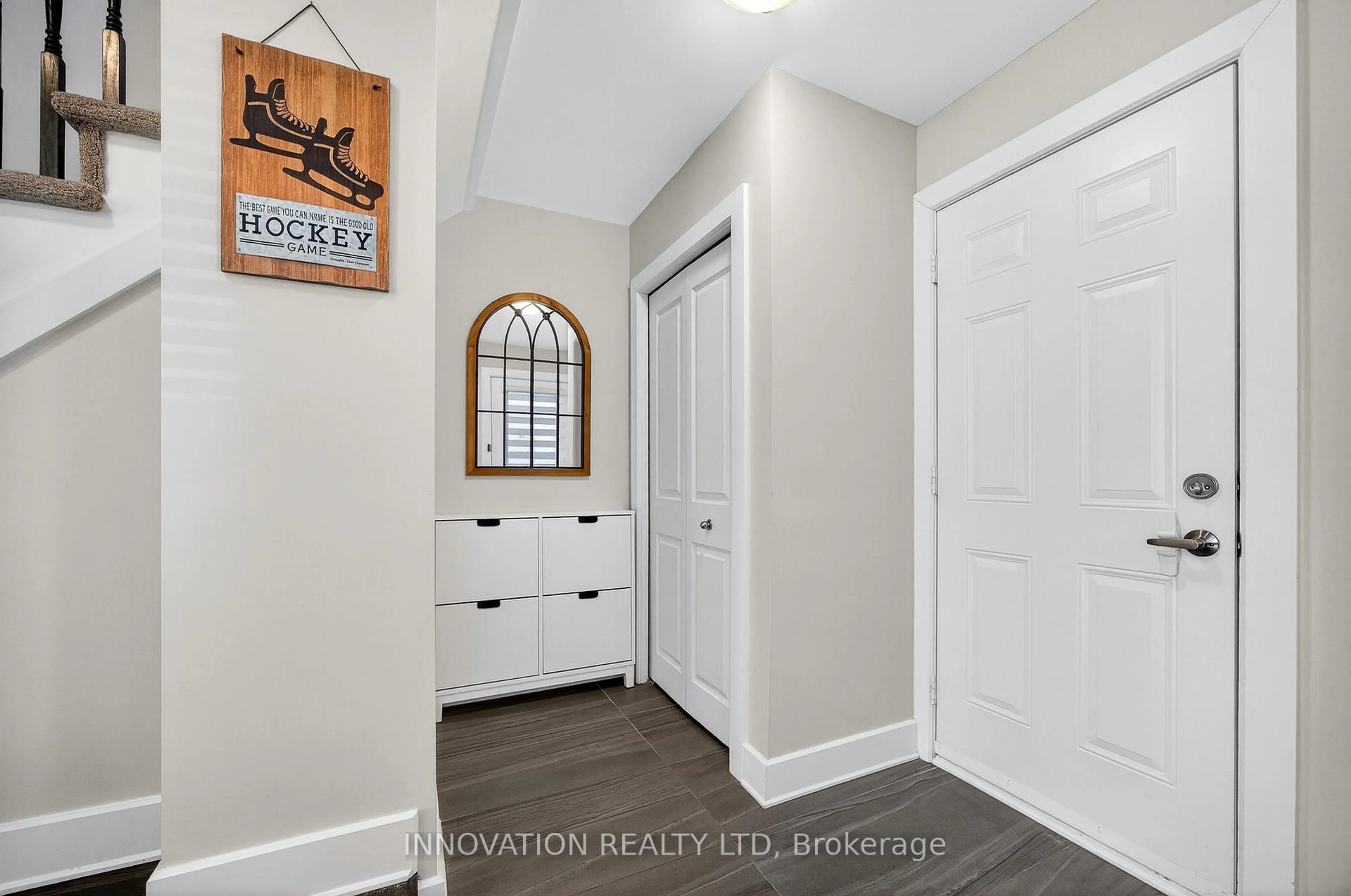 Indoor entryway for 207 Bert Hall St, Arnprior Ontario K7S 0H1