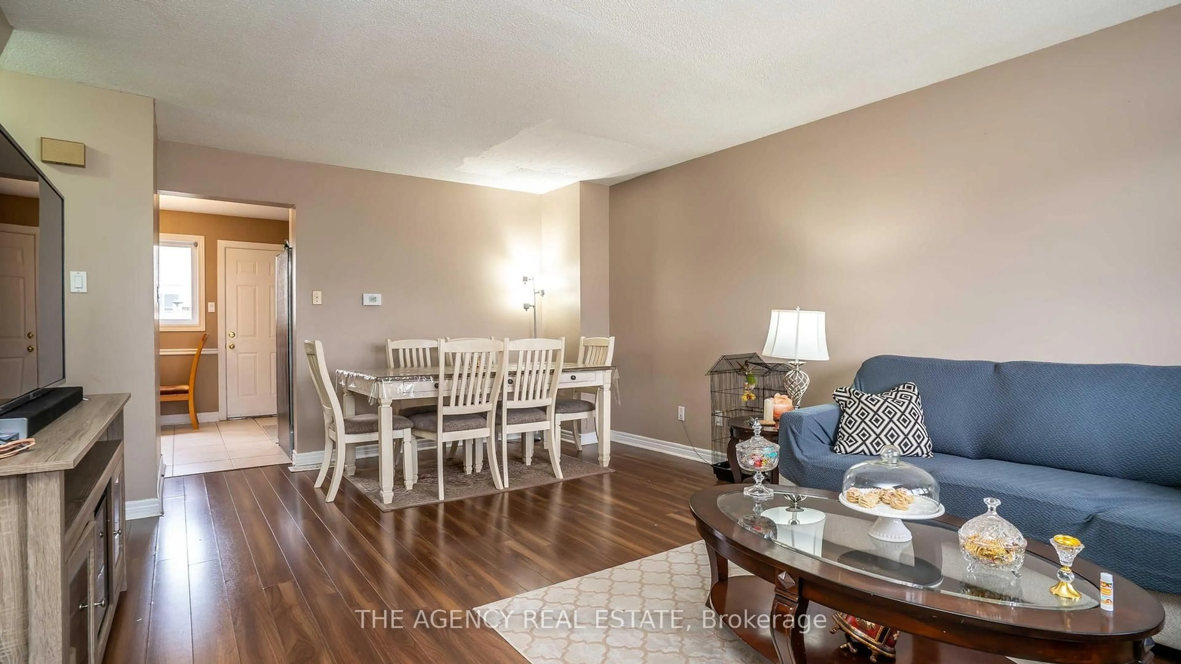 Living room with furniture, wood/laminate floor for 1095 Jalna Blvd #40, London South Ontario N6E 2Y7