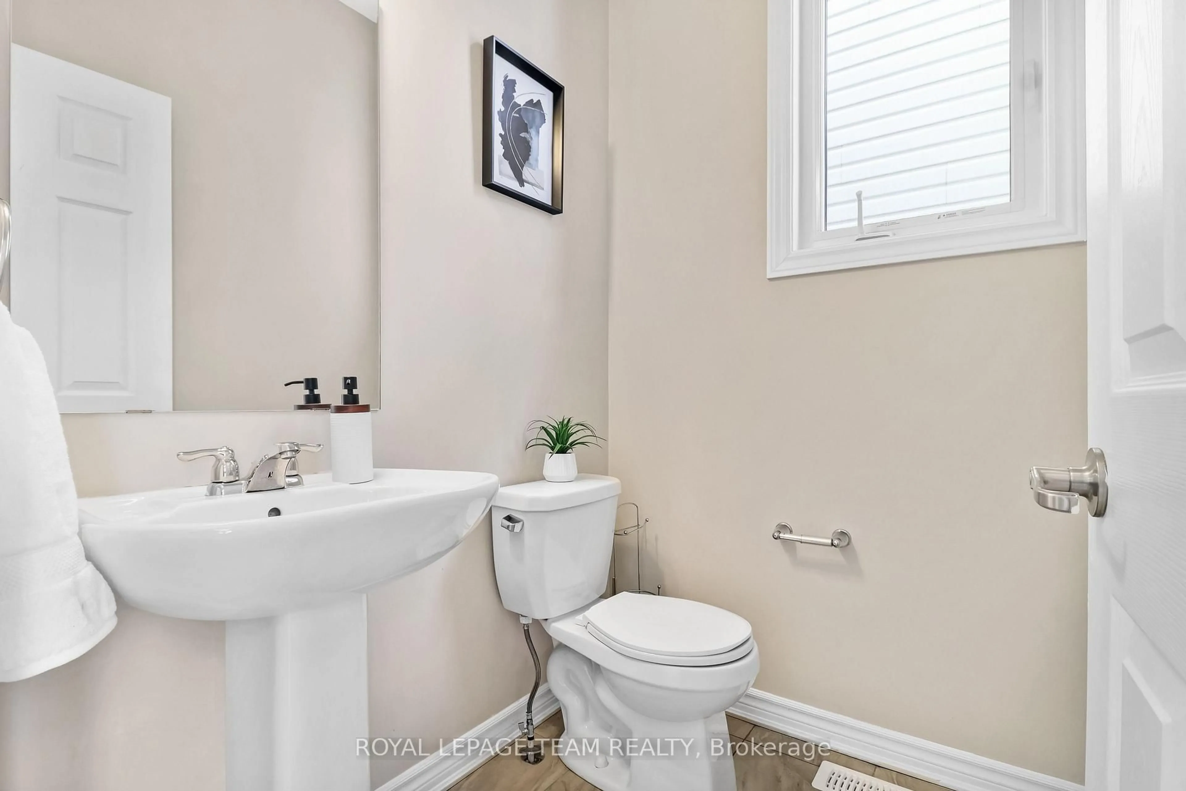 Standard bathroom, ceramic/tile floor for 335 Rue Des Soldats Riendeau St, Ottawa Ontario K2J 6H4