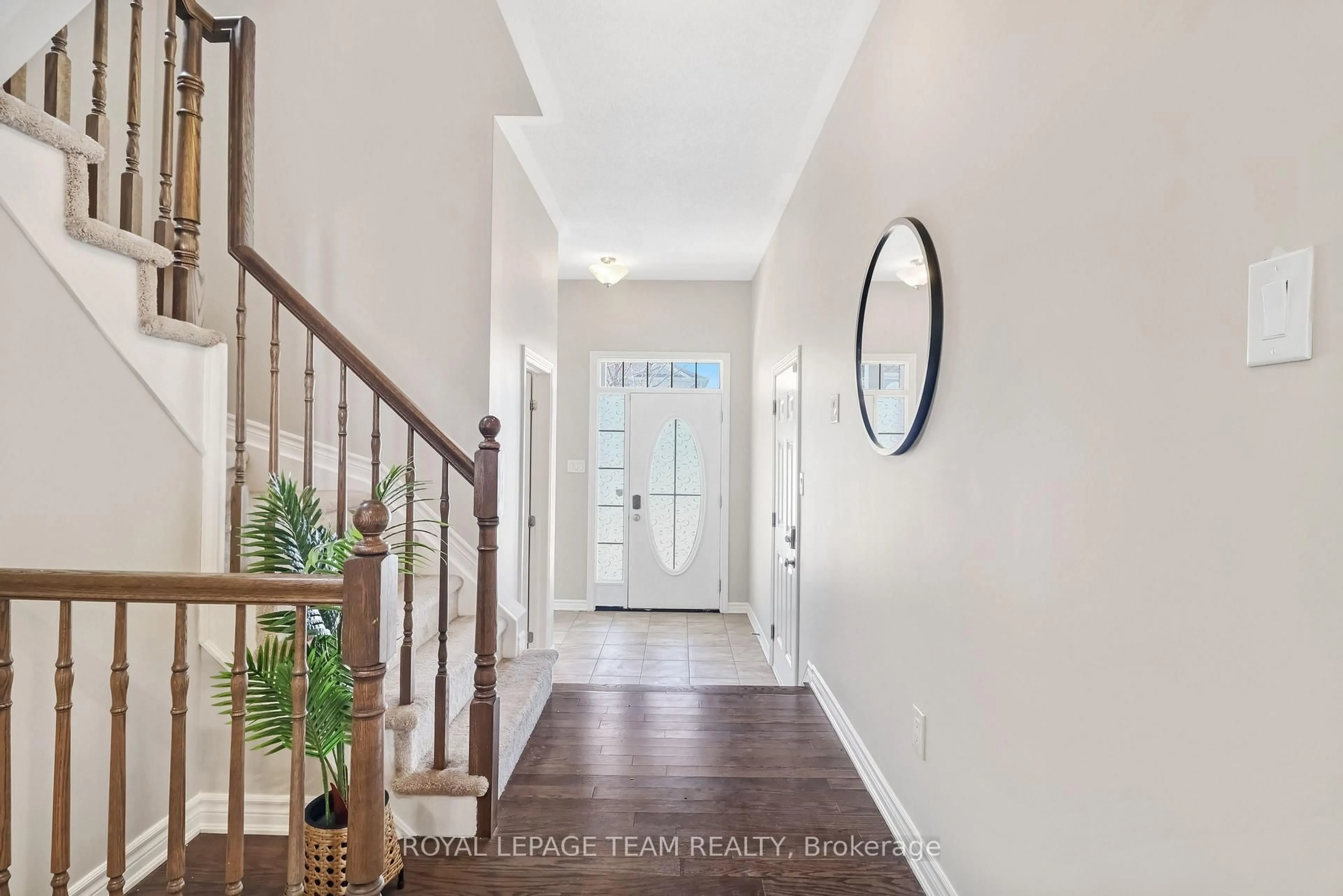 Indoor entryway for 335 Rue Des Soldats Riendeau St, Ottawa Ontario K2J 6H4