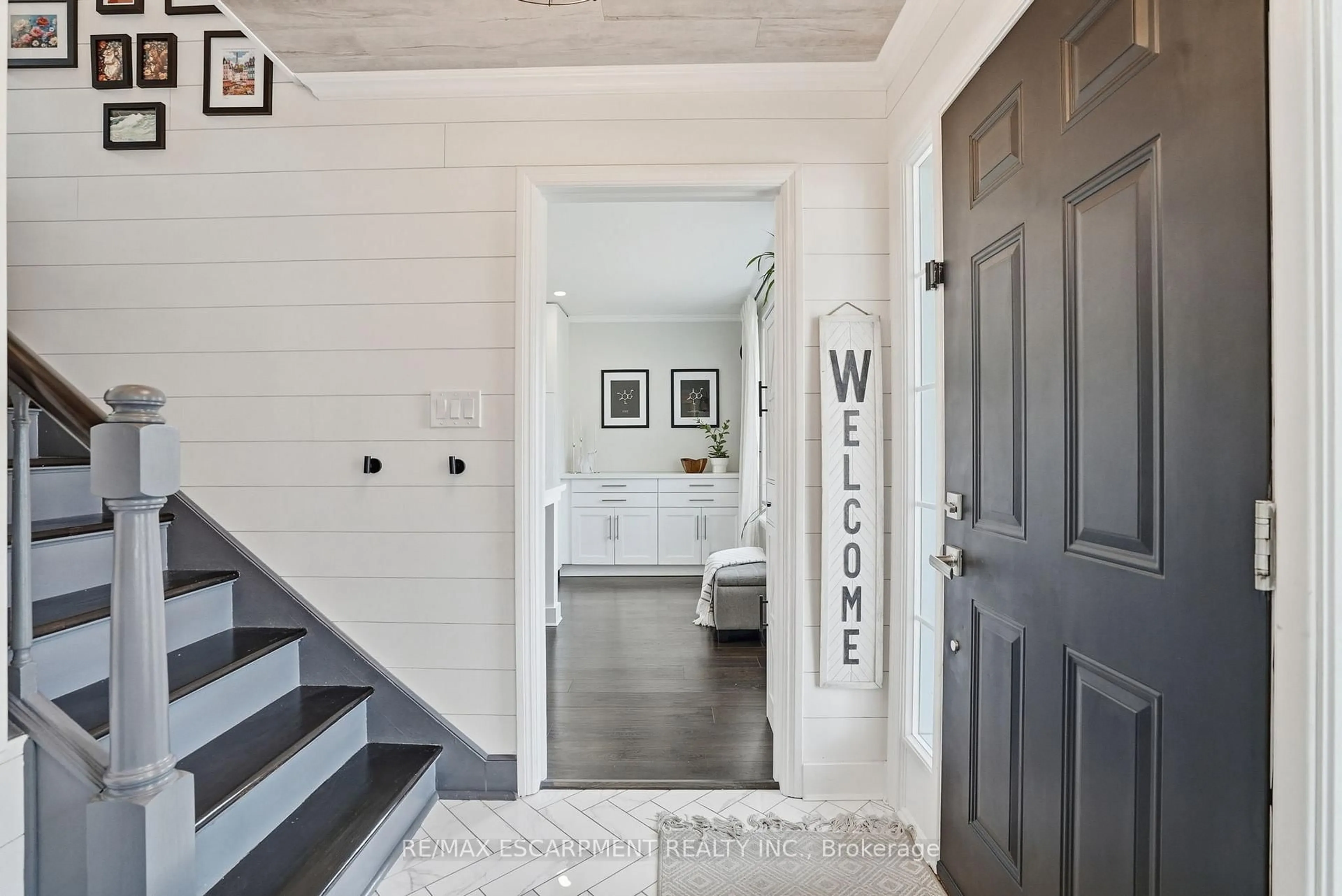 Indoor entryway for 106 Laurel St, Waterloo Ontario N3H 3Y4