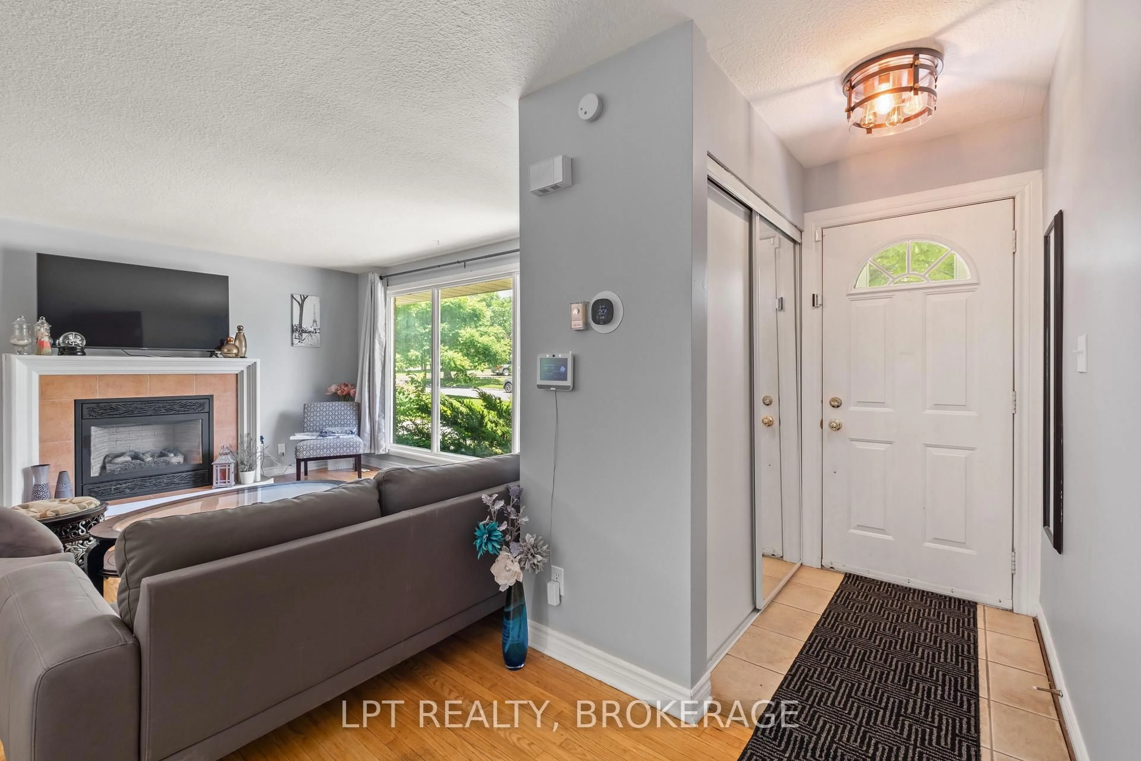 Indoor entryway for 14 Herchmer Cres, Kingston Ontario K7M 2V9