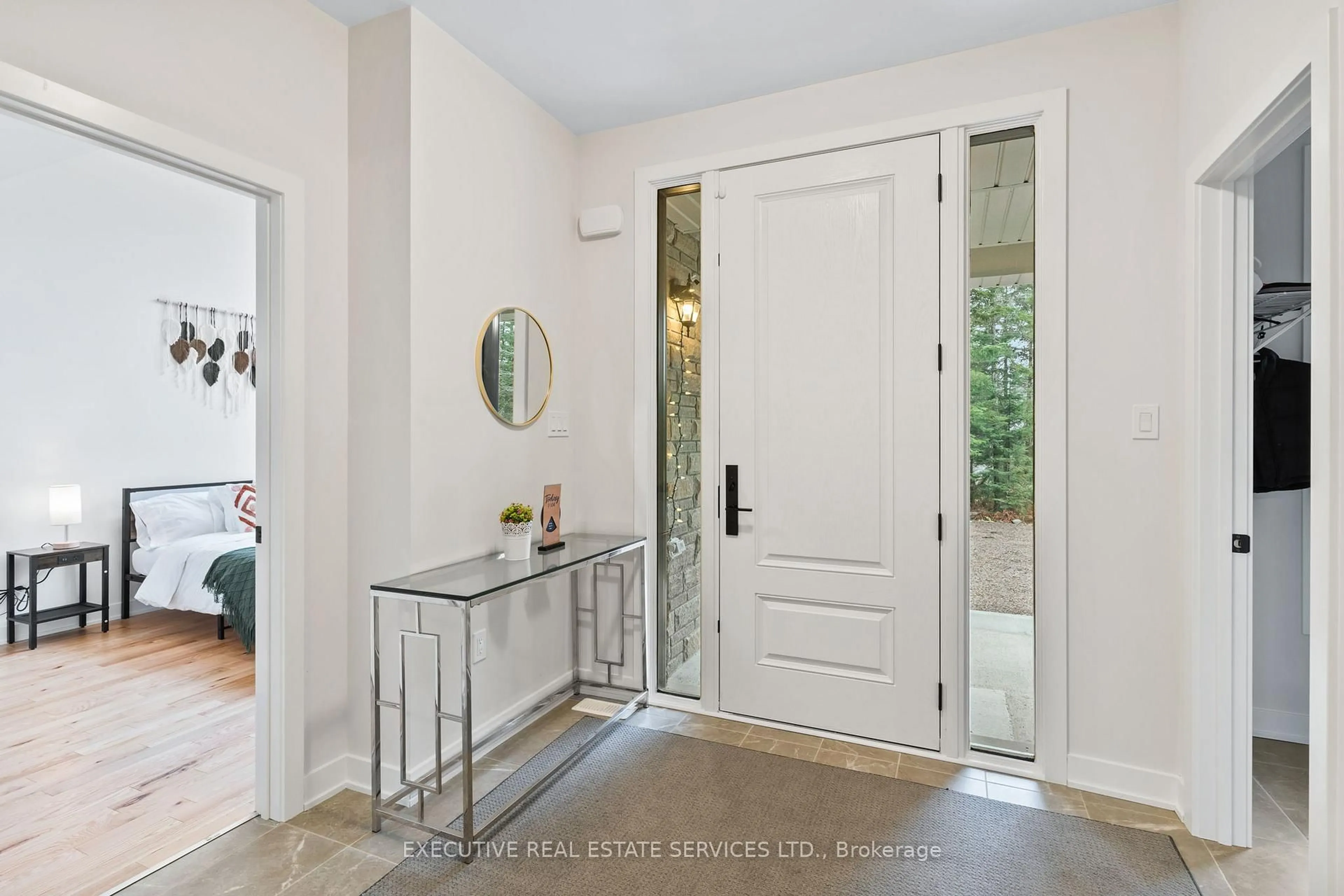 Indoor entryway for 1049 Greensview Dr, Lake of Bays Ontario P1H 0K1